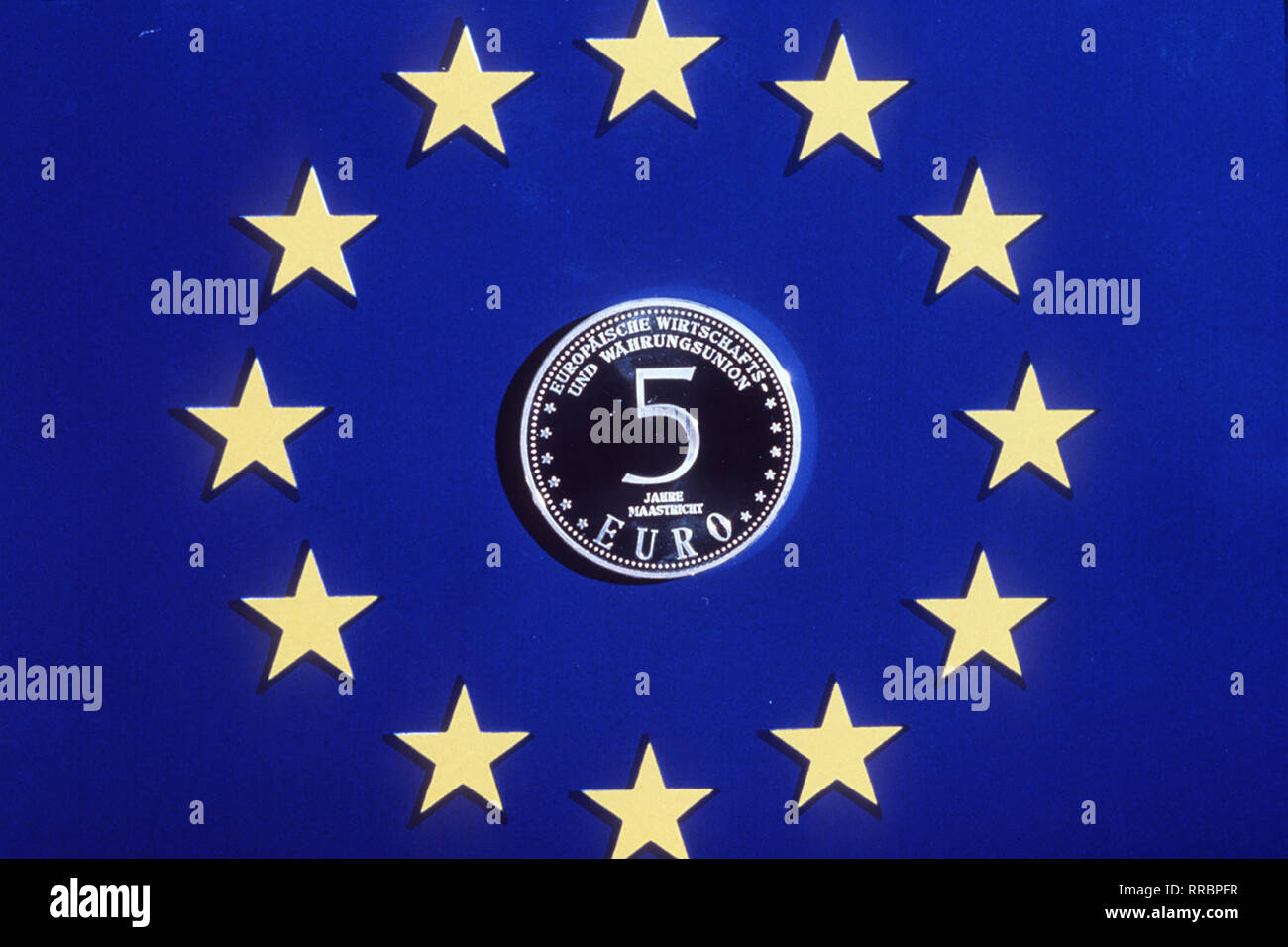 U.a. folgende Themen: -Der Euro (FOTO) und die Bankgeschäfte. / Überschrift: PLUSMINUS Stock Photo