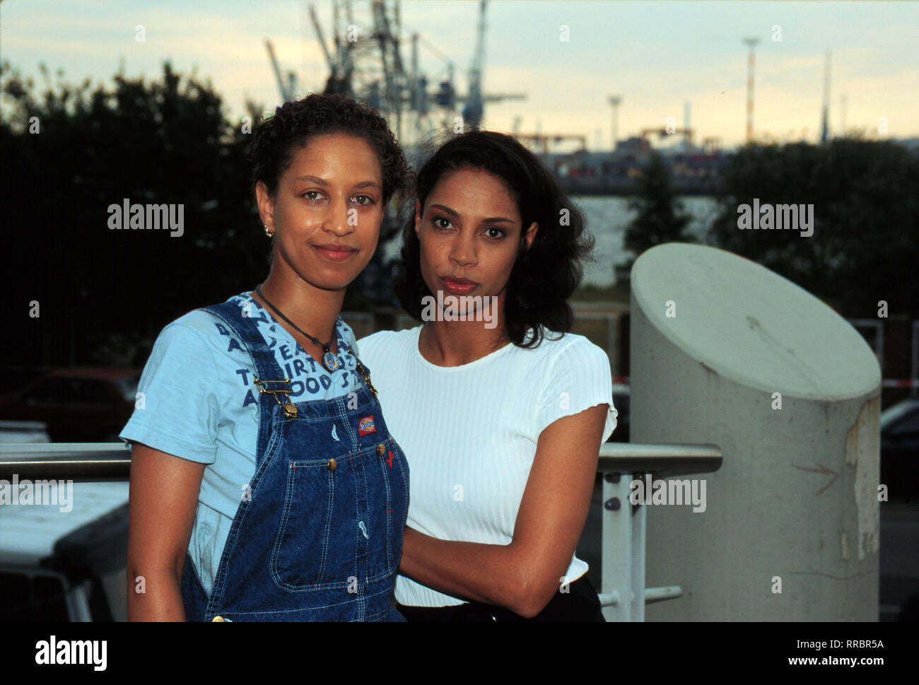 Nabou (KATI STÜDEMANN) und Kim (CHANTAL de FREITAS) sind die beiden Hauptdarstellerinnen. Die eine arbeitslose Lebenskünstlerin mit dem Wunsch, ihre Ex-Freundin Katja zurückzugewinnen, die andere Karrierefrau auf dem Weg nach oben. Eigentlich haben sie nichts gemeinsam, außer der Tatsache, daß sie als Afrodeutsche dem alltäglichen Rassismus ausgesetzt sind... / Überschrift: ALLES WIRD GUT / D 1997 Stock Photo