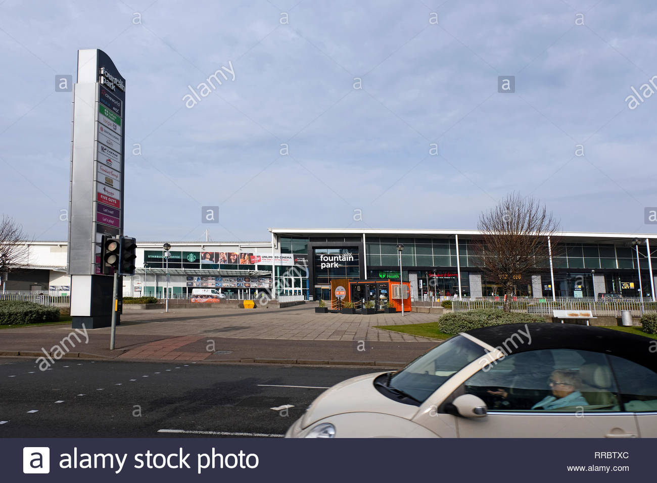 Fountain Park, Restaurant and entertainment hub including bowling