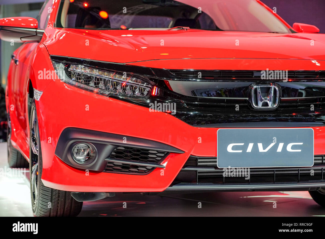 Nonthaburi Thailand Dec 5 17 Close Up Headlight New Honda Civic Red Color At The 34th Thailand International Motor Expo 17 On 1 11 Dec 17 Stock Photo Alamy