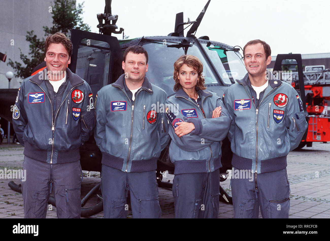 Die Rettungsflieger müssen gleich mehrere dramatische Situationen meistern, u.a. ein Liebesdrama unter Jugendlichen... Bild: MATTHIAS LEJA (Alexander Karuhn), ULRICH BÄHNK (Thomas Asmus), GERRIT KLING (Maren Maibach), OLIVER HÖRNER (Jan Wollcke) aka. Lachende Schutzengel / Überschrift: DIE RETTUNGSFLIEGER / BRD 1999 Stock Photo