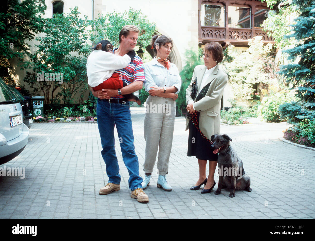 Unser Charly / Folge: Charly, der Schatzsucher / Frau Kessler (CAROLA EBELING, r.) holt ARKO, den Hund des verstorbenen Herrn Paulsen, zu sich. Max (RALF LINDERMANN), Michaela (KARIN KIENZER) und CHARLY freuen sich mit den beiden. / V / , 18DFAcharly / Überschrift: UNSER CHARLY / D 1999 Stock Photo