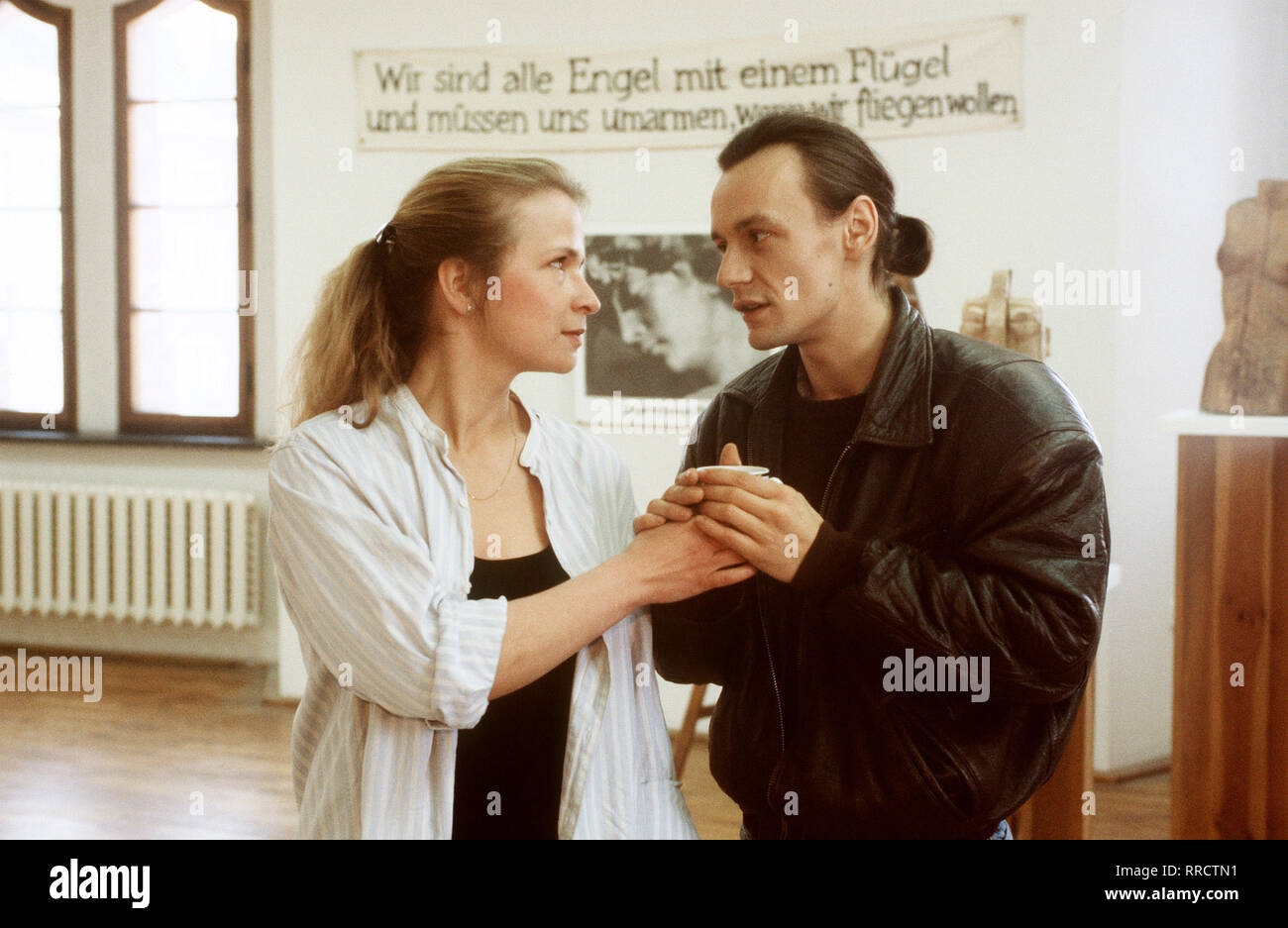 engel mit einem flügel -5 Elke und Hannes haben sich auseinandergelebt. Ihre Ehe zerbricht. Doch die Geschichte ihrer Ehekrise ist keine alltägliche, denn beide Kinder sind adoptiert. Das jüngste, der gerade dreijährige Rico, ist krank, geistig und Körperlich behindert. Foto: Elke (ARIANNE BORBACH) lernt bei der Eröffnung ihrer Fotoausstellung Gert (TORSTEN MICHAELIS) kennen. Regie: Dagmar Wittmers / Überschrift: ENGEL MIT EINEM FLÜGEL / BRD 1990 Stock Photo
