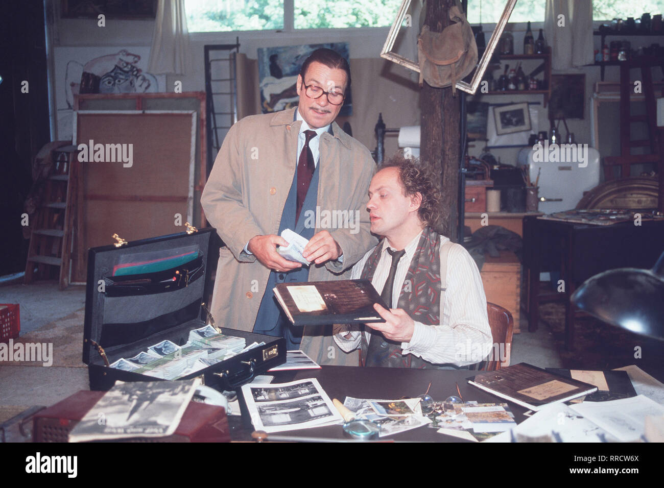 SCHTONK! / D 1991 / Helmut Dietl / Hermann Wille (GÖTZ GEORGE) wittert mit der Veröffentlichung der Hitler-Tagebücher eine Weltsensation, doch unglücklichweise ist Fritz Knobel (UWE OCHSENKNECHT) der wahre Urheber. / 37973 / , 12DFAschton1 / Überschrift: SCHTONK! / D 1991 Stock Photo