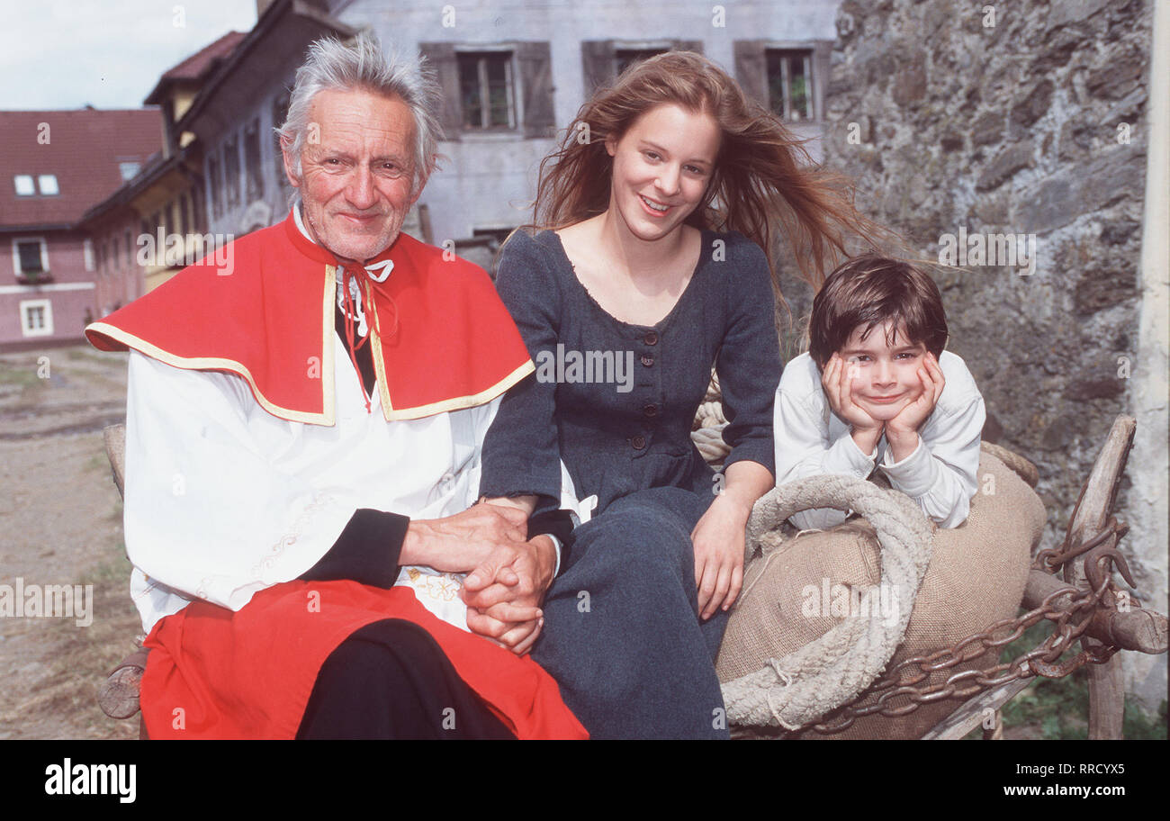 DAS EWIGE LIED Alois Hauser (HANNES THANHEISER), Maria (BERNADETTE HEERWAGEN) und der junge Hannes (AARON KARL). Regie: Franz Xaver Bogner / Überschrift: DAS EWIGE LIED / AUT/BRD 1997 Stock Photo