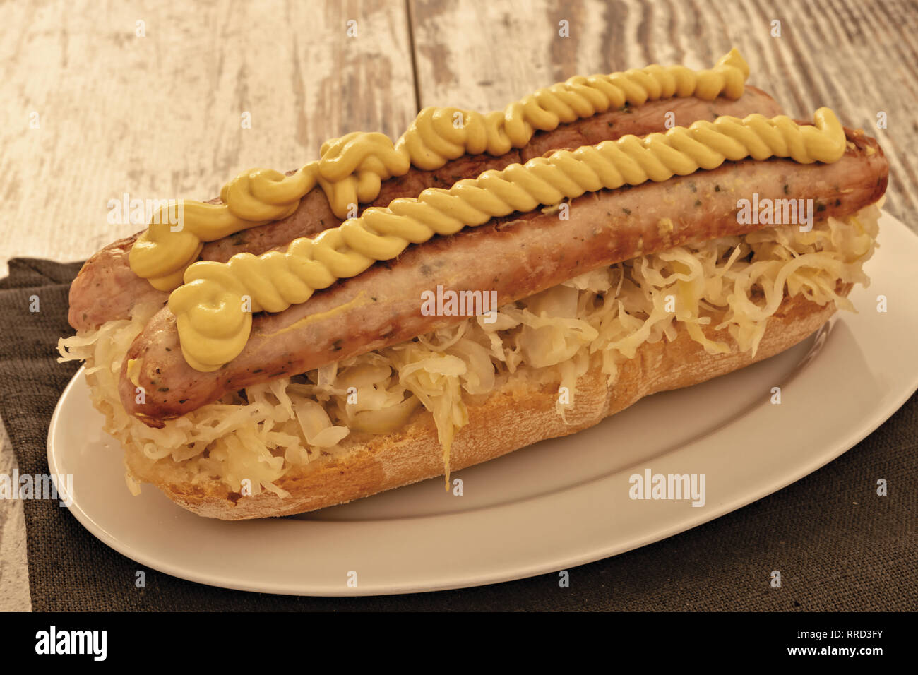 wurstel e crauti panino con salsa barbecue fronte Stock Photo - Alamy