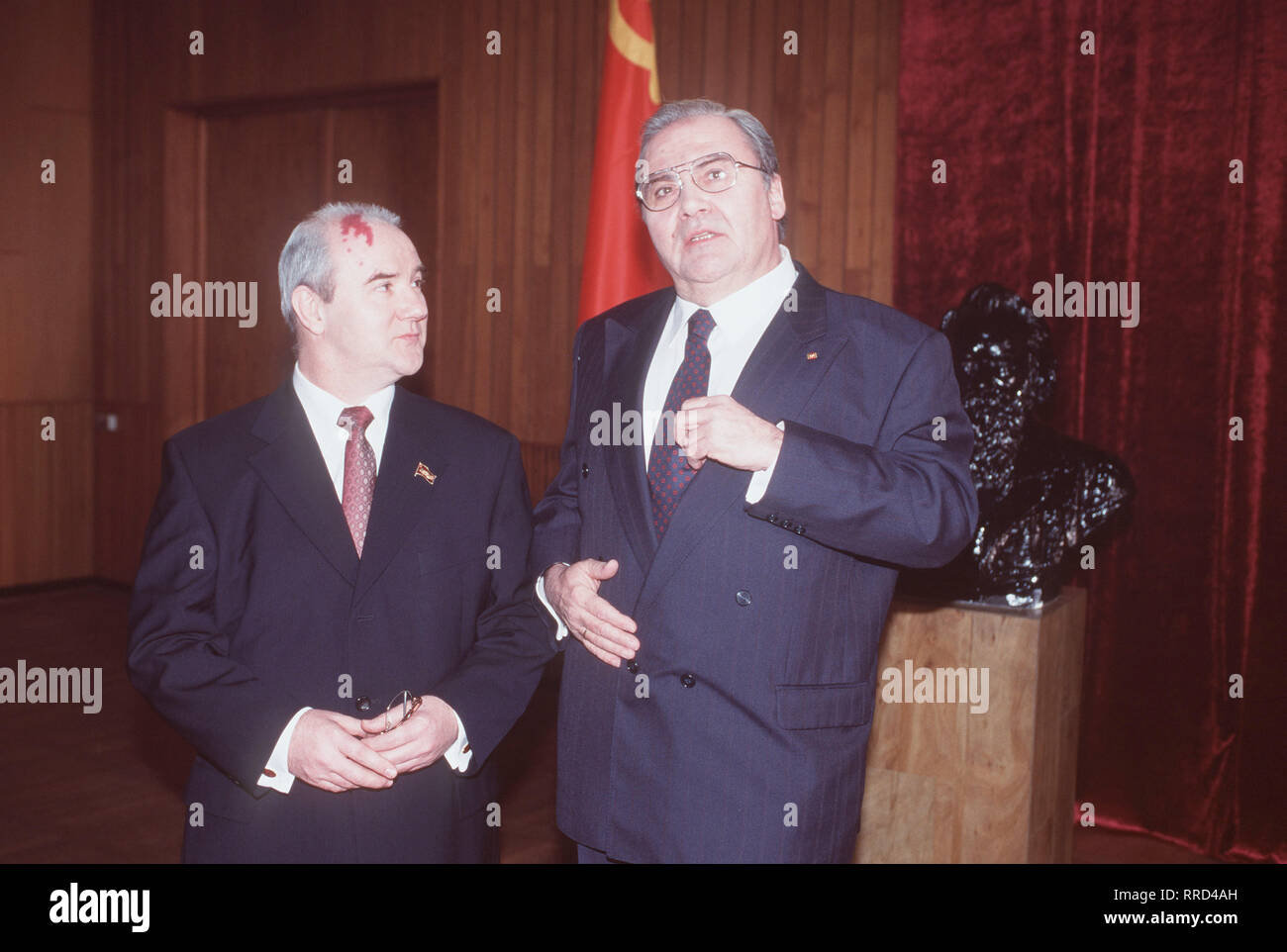 DEUTSCHLANDSPIEL / Helmut Kohl (LAMBERT HAMEL, r.) und Michail Gorbatschow (UDO SAMEL) im Konferenzraum im Kreml: Gorbatschow glaubt, dass es zwischen der Sowjetunion, der BRD und der DDR keine Meinungsunterschiede über die deutsche Einheit gibt. / VORRAT  / , DFADeutsch2 / Überschrift: DEUTSCHLANDSPIEL / BRD 2000 Stock Photo