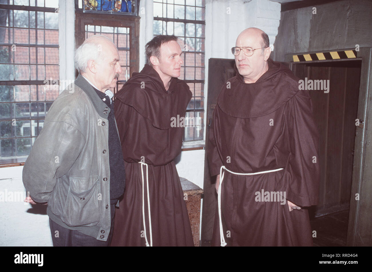 TATORT / Rattenlinie / Wissing, der mit dem Kloster St. Marien wegen eines geplanten Landverkaufs im Streit lag, wird ermordet. Stoever (MANFRED KRUG, r.) schleust sich als Bruder Paul ins Kloster ein, Brockmöller (CHARLES BRAUER, l.) führt die offiziellen  / Bruder Manfred (DIRK MARTENS) erweist sich als sehr verdächtig ... / Überschrift: TATORT / D 2000 Stock Photo