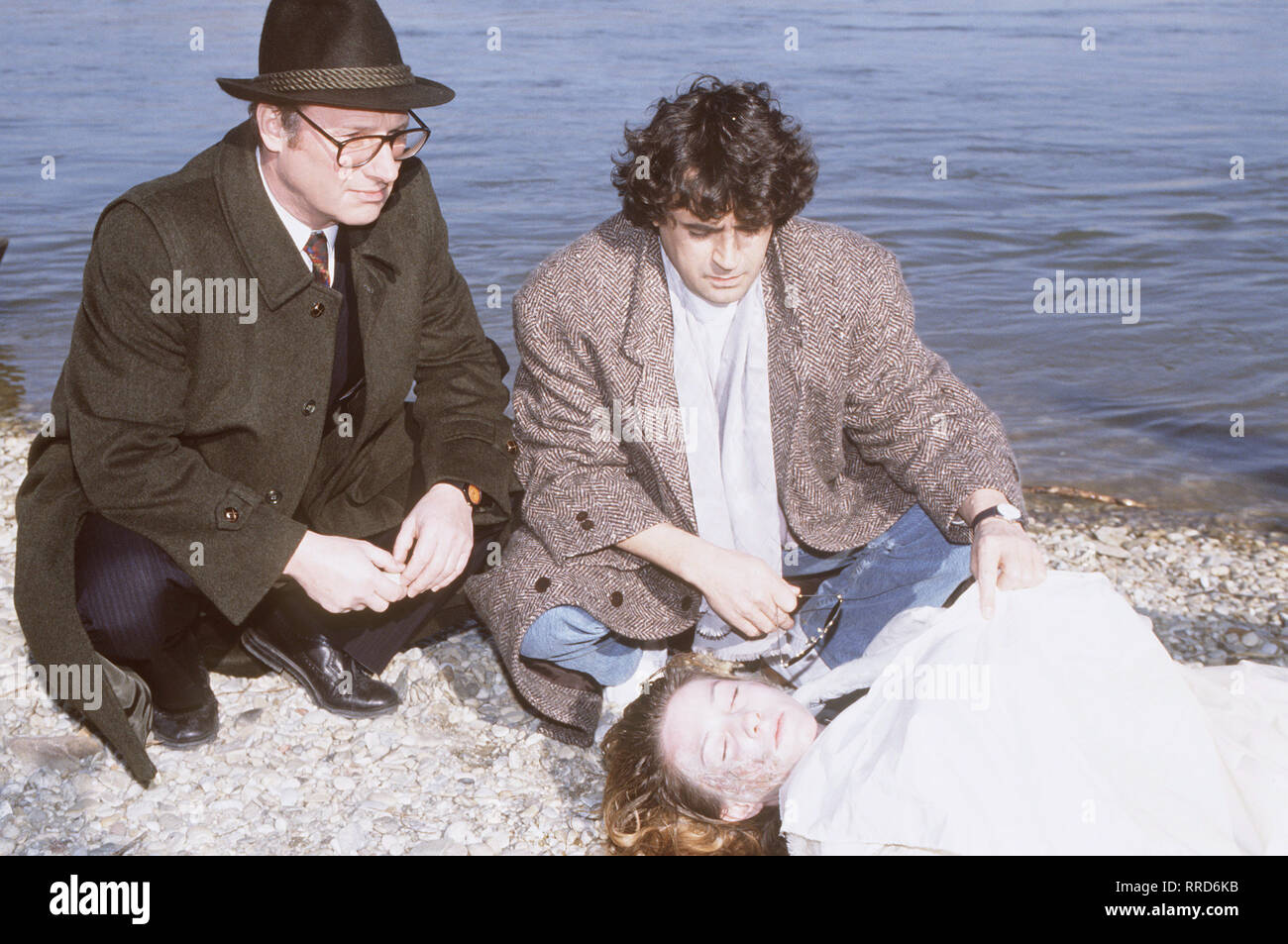 EUROCOPS- Szene: Oberinspektor Nurmeier (HERMANN SCHMID) und Peter Brucker (BERND JESCHEK) fahnden nach dem mörder des toten Mädchens (GABRIELE BENESCH). 'Treibgut' / Überschrift: EUROCOPS Stock Photo