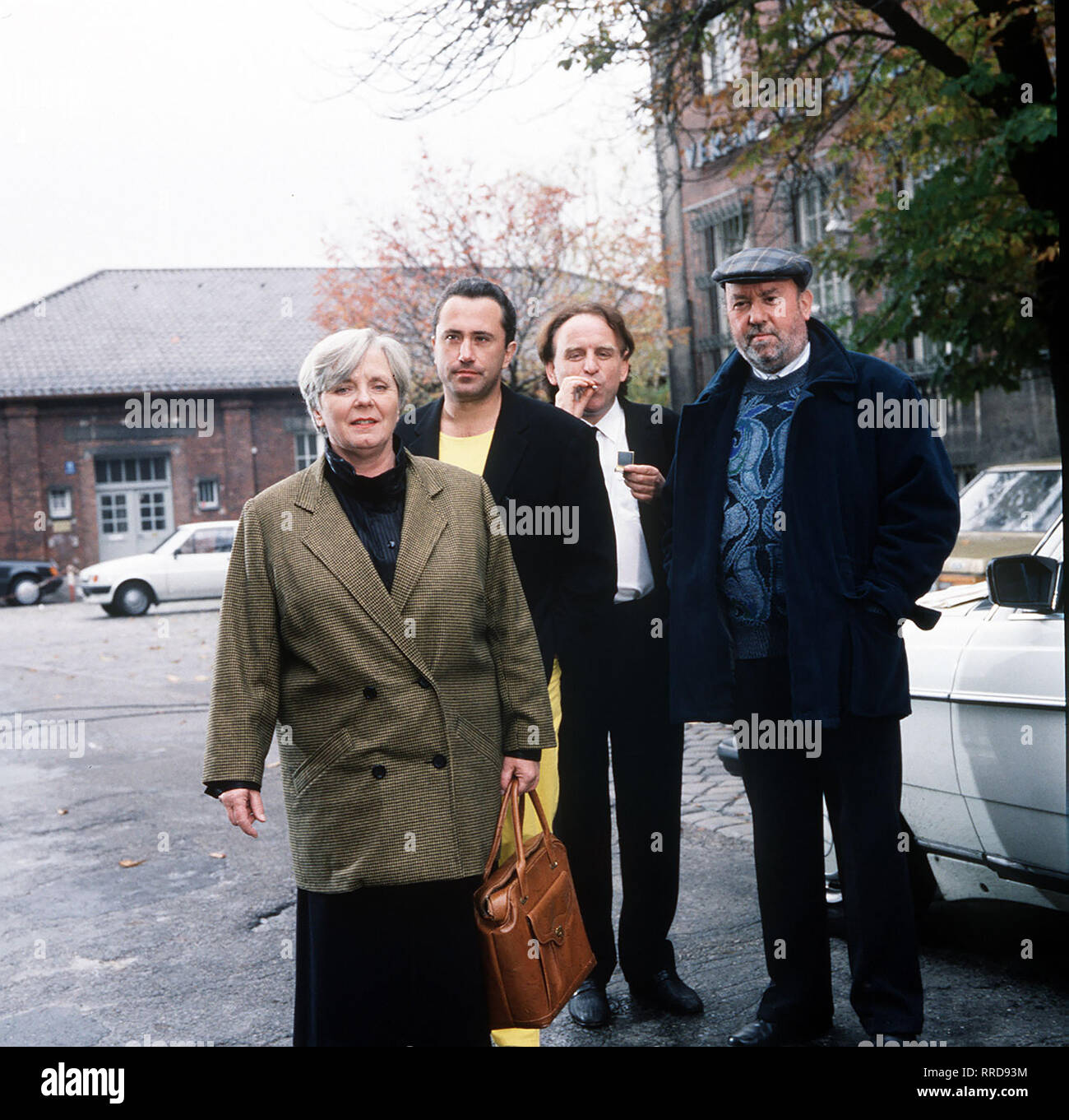 Folge: Der Ring Damit ihr Bub, der Hanse (ROBERT GIGGENBACH, 2.v.l.), nicht ins Gefängnis muß, verkauft die Paula (RUTH DREXEL, l.) ihren Kiosk in der Großmarkthalle. Szene mit Nagel (ALFRED EDEL, 2.v.r.) und Kometen-Sepp (TONI BERGER). Regie: Franz Xaver Bogner 'Der Ring' 1 / Überschrift: ZUR FREIHEIT / BRD 1987 Stock Photo
