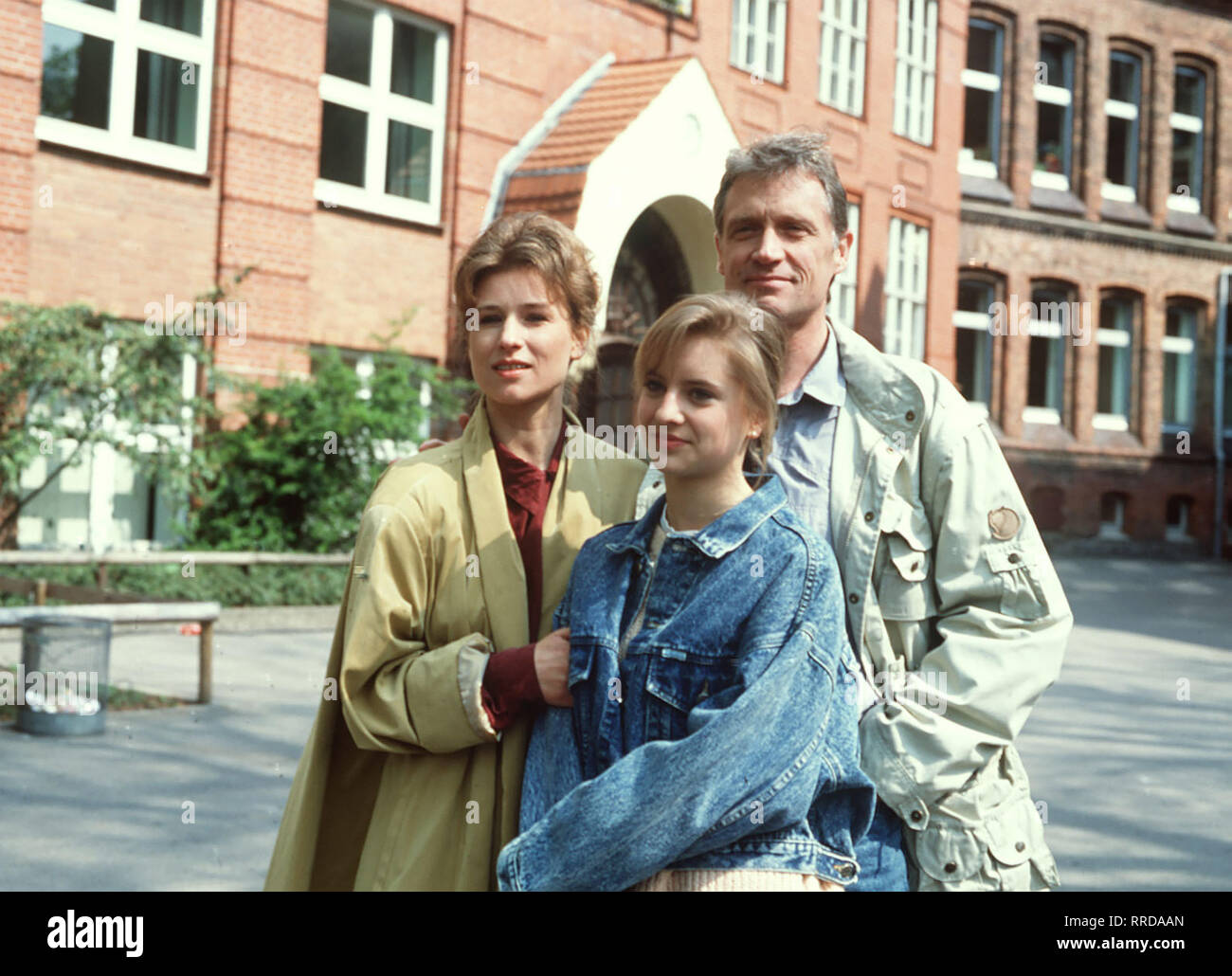 Unser Lehrer Doktor Specht Corinna Harfouch Katrin Weisser Robert Atzorn Aka Vaterfreuden 1 Uberschrift Unser Lehrer Doktor Specht Stock Photo Alamy