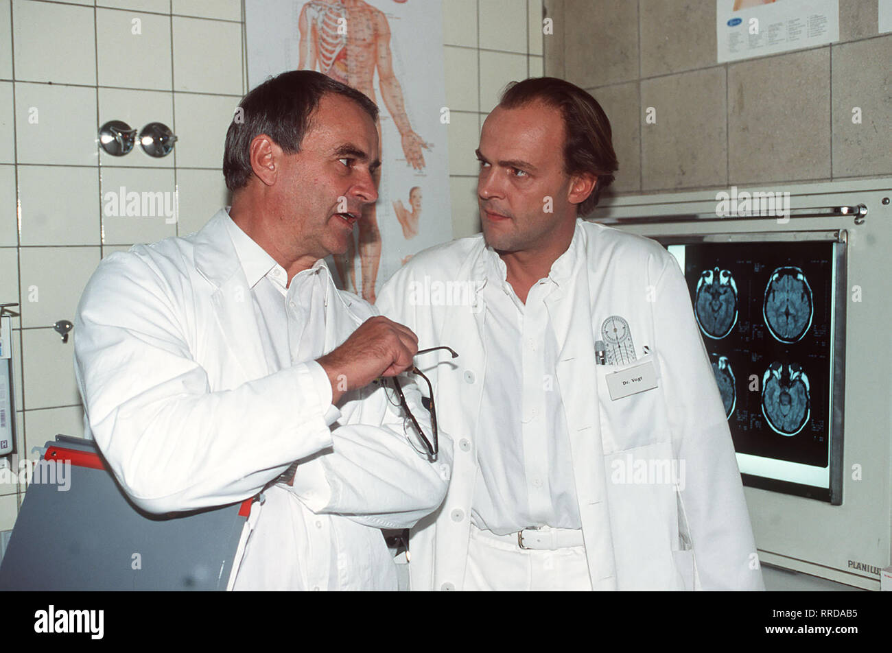 Dr.VOGT: FREUNDSCHAFTEN Szene mit Prof Jordan (WALTER KREYE) und Dr. Vogt (SVEN-ERIC BECHTOLF). / Überschrift: DR.VOGT: FREUNDSCHAFTEN / BRD 1998 Stock Photo