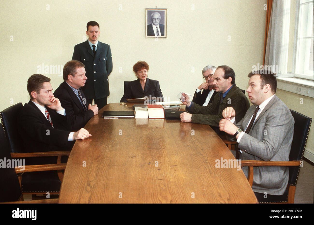 EIN FALL FÜR ZWEI Folge: Eine offene Rechnung Haftprüfungstermin für den Verdächtigen Jürgen HIlgers. UDO SCHENK (Jürgen Hilgers), RAINER HUNOLD (Dr. Franck), Komparse, ROSEMARIE SCHUBERT (Haftrichterin), Komparse (Staatsanwalt), HANS-GEORG PANCZAK (Kommissar), WALDEMAR KOBUS (Assistent des Kommissars) Regie: Kai Borsche aka. Eine offene Rechnung / Überschrift: EIN FALL FÜR ZWEI / BRD 1995 Stock Photo