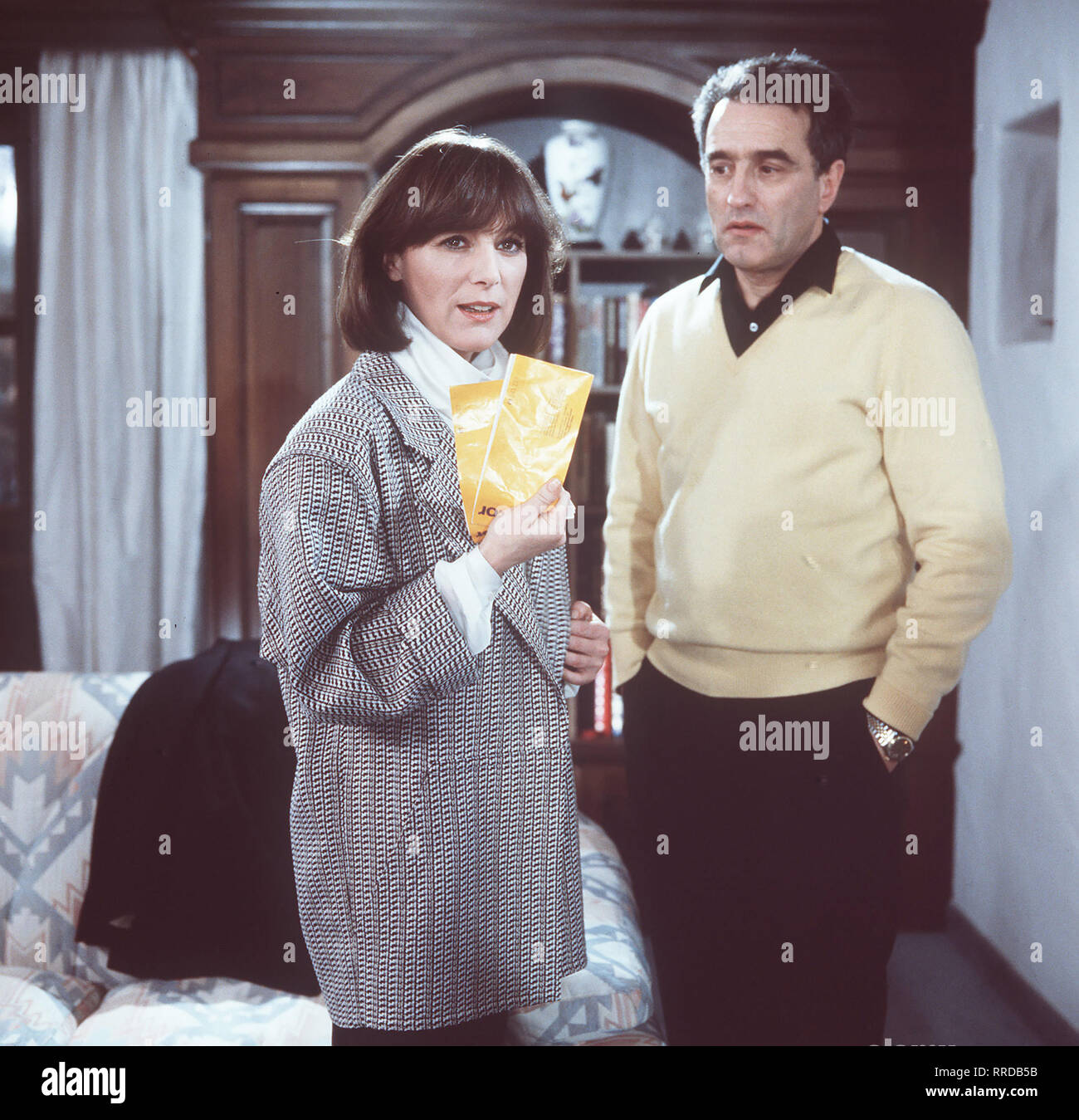 Ramona May (HEIDELINDE WEIS) entdeckt zwei Flugtickets in der Jacke ihres Mannes Alfred (MICHAEL DEGEN). Er hat sie betrogen. aka. Die Tote in der Sauna / Überschrift: DER ALTE / D 1985 Stock Photo