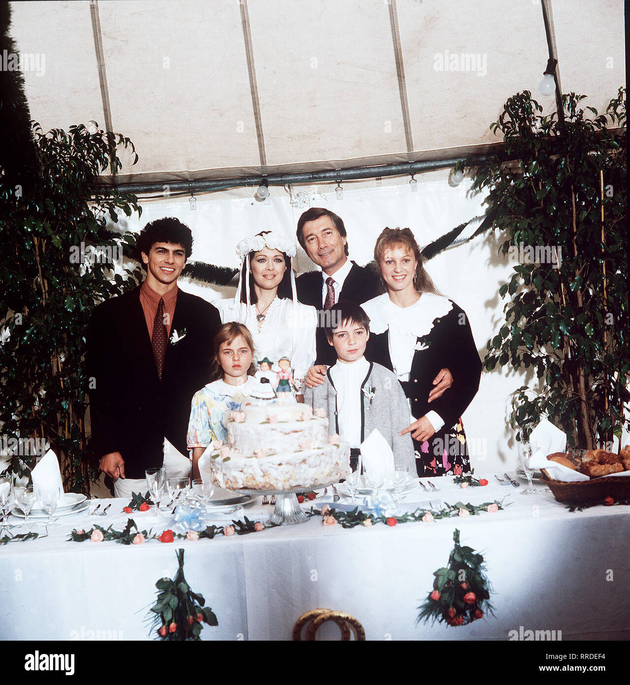 forsthaus falkenau - Die Familie Rombach ist nun komplett. Foto vlnr.: Marcus (MICHAEL WOLF), Rica (NICOLE SCHMID), Angelika (ANJA KRUSE), Martin (CHRISTIAN WOLFF), Peter (NIKOLAI BURY), Andrea (KATHARINA KÖHNTOPP). Regie: Klaus Grabowsky aka. Hochzeit / Überschrift: FORSTHAUS FALKENAU / BRD 1991 Stock Photo