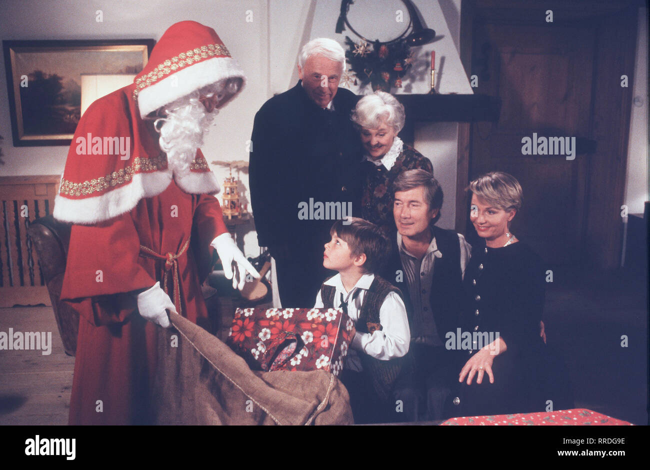 FORSTHAUS FALKENAU / Familie Rombach ist in vorweihnachtlicher Stimmung. Florian wünscht sich diesmal einen echten Weihnachtsmann. Szene mit Florian (DENNIS HORNIG), Susanne (NORA VON COLLANDE), Martin (CHRISTIAN WOLFF), Herta (BRUNI LÖBEL) und Vinzenz (WALTHER BUSCHHOFF). / C42878 / , 23DFAForst / Überschrift: FORSTHAUS FALKENAU / D 1997 Stock Photo