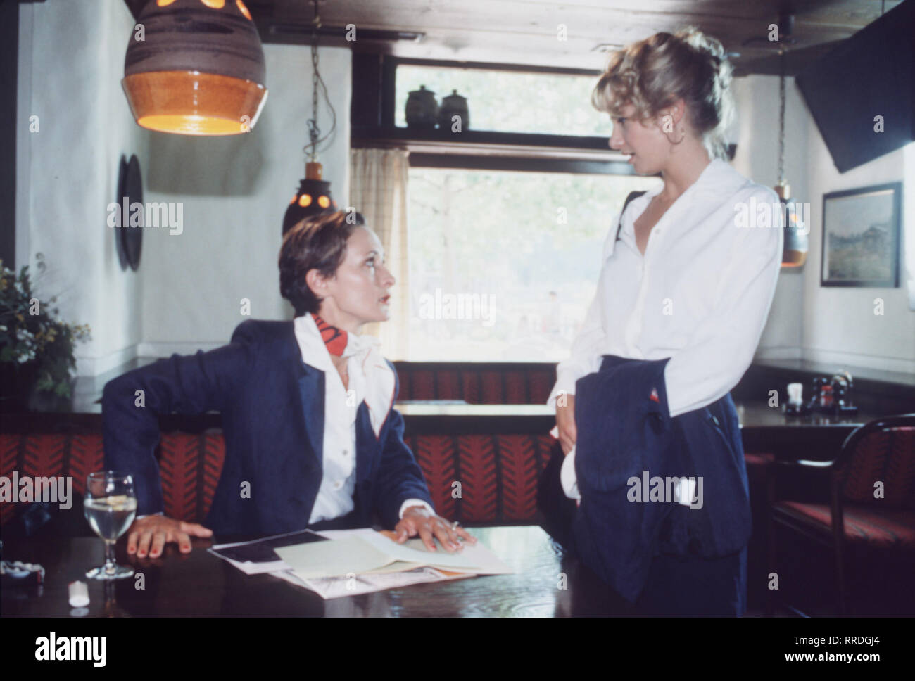 PILOTINNEN- Karin (ELEONORE WEISGERBER, l.) ist Vertreterin für Billig-Kosmetik. Sie reist durch Deutschland und lebt in Hotels, träumt aber von Paris. Ihre Firma teilt ihr die junge Sophie (NADESHDA BRENNICKE) zu, die sie auf ihren Touren anlernen soll. Karin wehrt sich .... Regie: Christian Petzold / Überschrift: PILOTINNEN / BRD 1994 Stock Photo