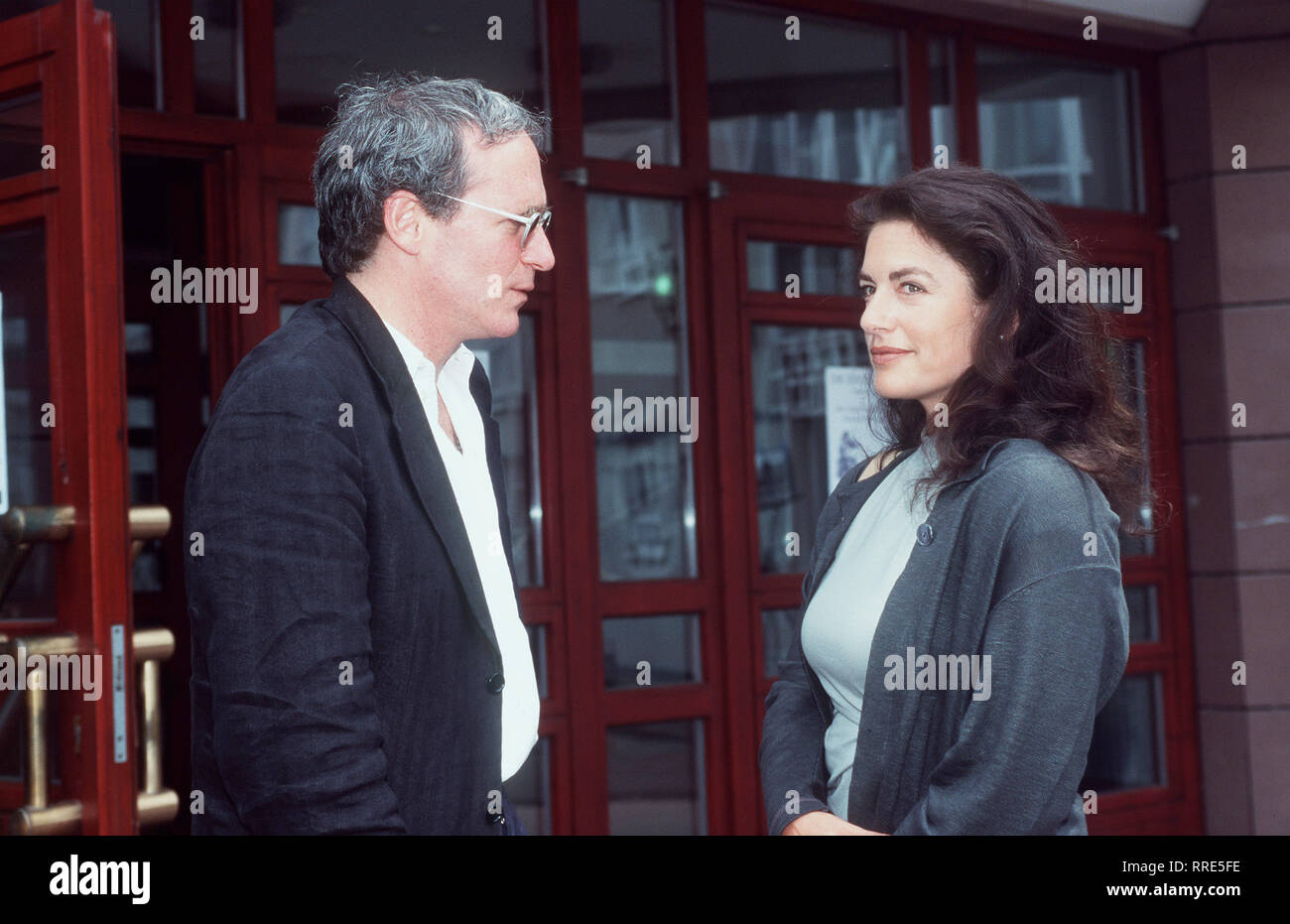 EINMAL HIMMEL UND RETOUR- Neuer Fernsehfilm: Als Phil Jacobsen (AUGUST ZIRNER) die attraktive Laura kennenlernt, kommt ihm sein bisher glückliches Familienleben plötzlich wie ein Gefängnis vor. Er verlässt seine Frau Britta (CHRISTINE NEUBAUER) ... Regie: Thomas Jacob / Überschrift: EINMAL HIMMEL UND RETOUR / BRD 2000 Stock Photo