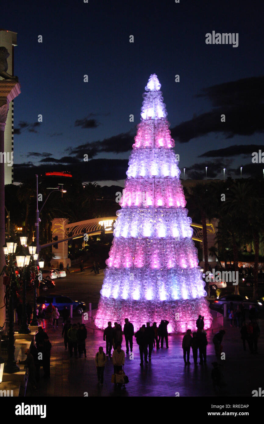 People around the Christmas tree in front of the hotel in Las