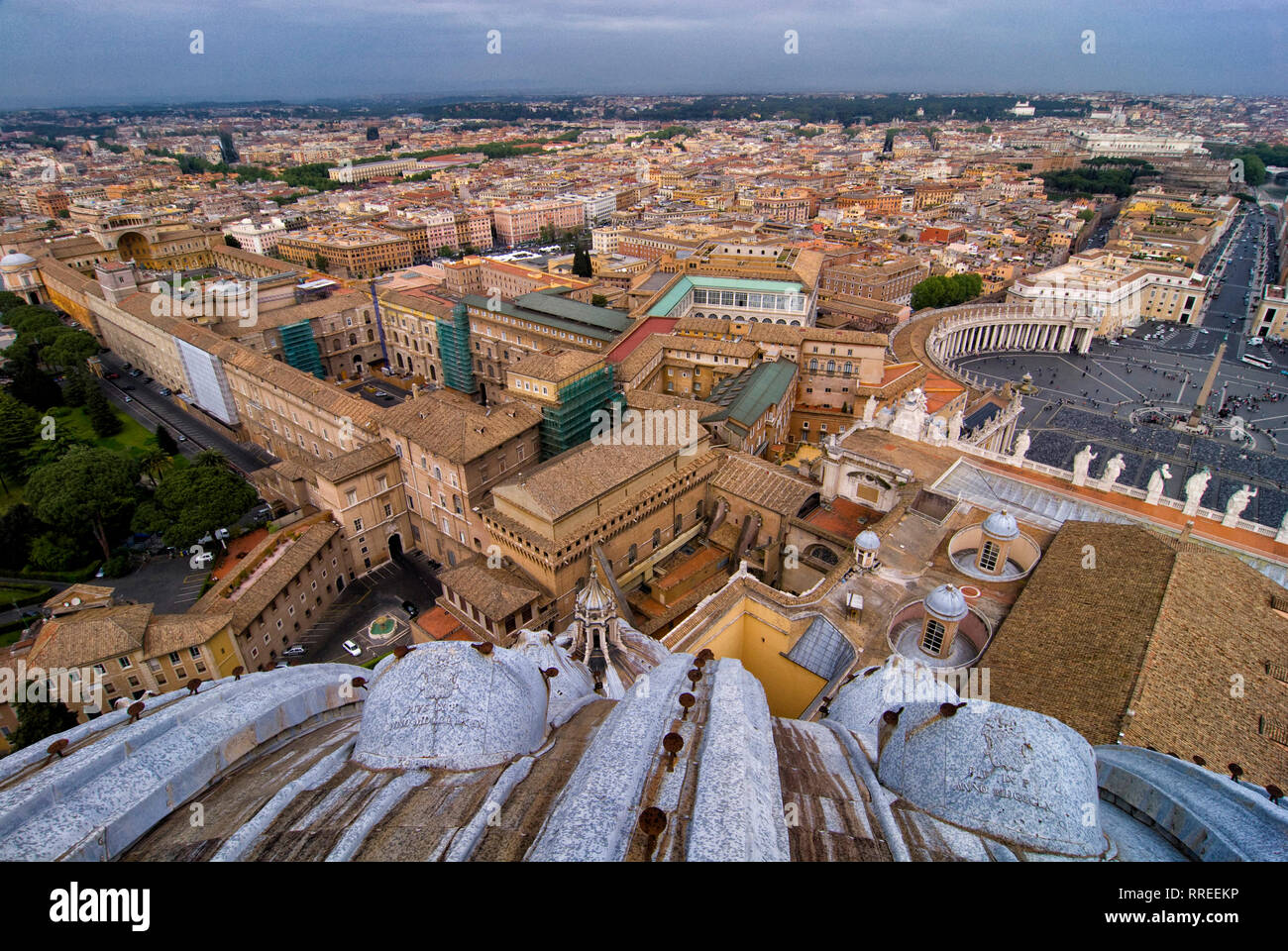 (c) Dirk A. Friedrich Blick auf Daecher Roms von der Kuppel des Sant Peters Dom . Rechts im Bild ist noch der Peters Platz zu erkennen. Stock Photo
