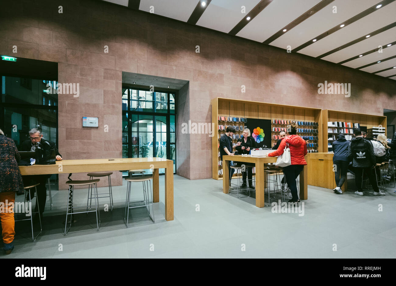 603 Apple Store Employee Images, Stock Photos, 3D objects, & Vectors