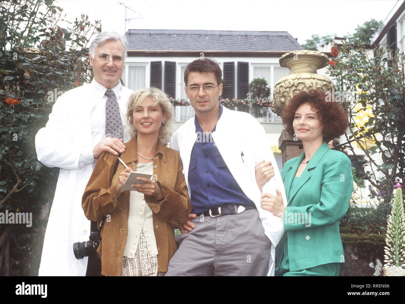 KURKLINIK ROSENAU- Erzählt werden spannende Geschichten rund um die Kurklinik Rosenau. Im Bild: KARL MICHAEL VOGLER (Prof. Bernhardt), WOOKIE MAYER (Gabriele Warburg), STEFAN GUBSER (Dr. Tannert) und ANGELIKA PERDELWITZ (Marion Dieckhoff). aka. Pilotfilm zur Familien-Serie / Überschrift: KURKLINIK ROSENAU / Deutschland 1995 Stock Photo