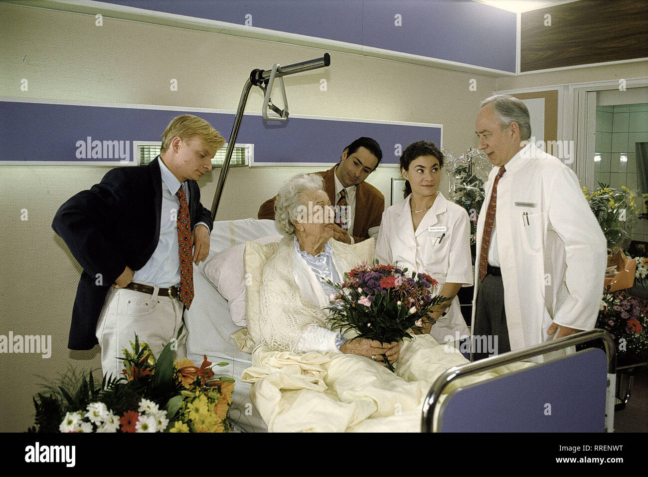 drei Menschen Gehen Nieder Flur im Krankenhaus 27614779 Stock-Photo bei  Vecteezy, image size:1300x956