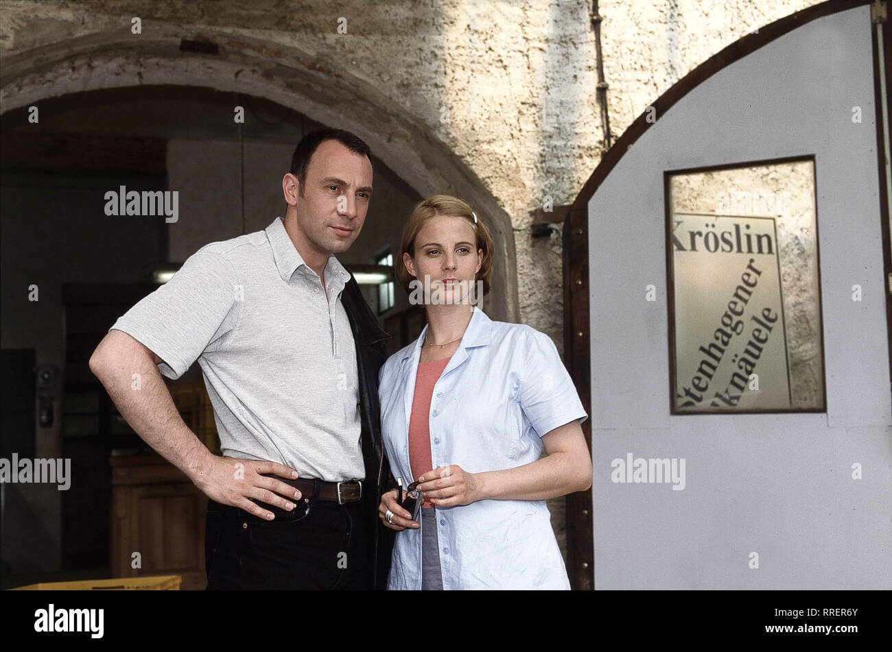 DAS SCHLOSS MEINES VATERS- West-Graf trifft auf Ost-Bäckerin. Aber eigentlich heiraten Grafen keine Bäckerinnen. Außer im Film... MATTHIAS ZAHLBAUM als Bernd Augat und JULIA JÄGER als Meike KrÜslin Regie: Karola Hattop / Überschrift: DAS SCHLOSS MEINES VATERS / Deutschland 1999 Laurence Kasda Stock Photo