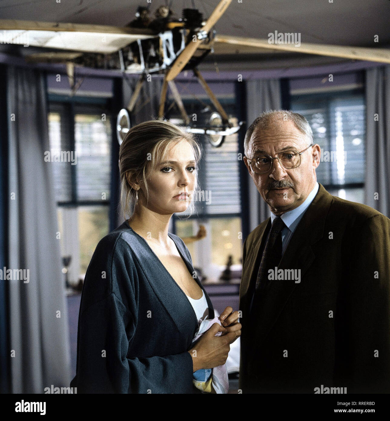 DER ALTE- Victor Lorenz aus Chicago sieht seine Münchner Verwandten erstmals nach 15 Jahren wieder. Szene: Sonja Lorenz (KATHARINA SCHUBERT) erfährt von Hauptkommissar Kress (ROLF SCHIMPF), daß ihr amerikanischer Onkel ermordet wurde. aka. Der amerikanische Onkel / Überschrift: DER ALTE / Deutschland 1992 Stock Photo