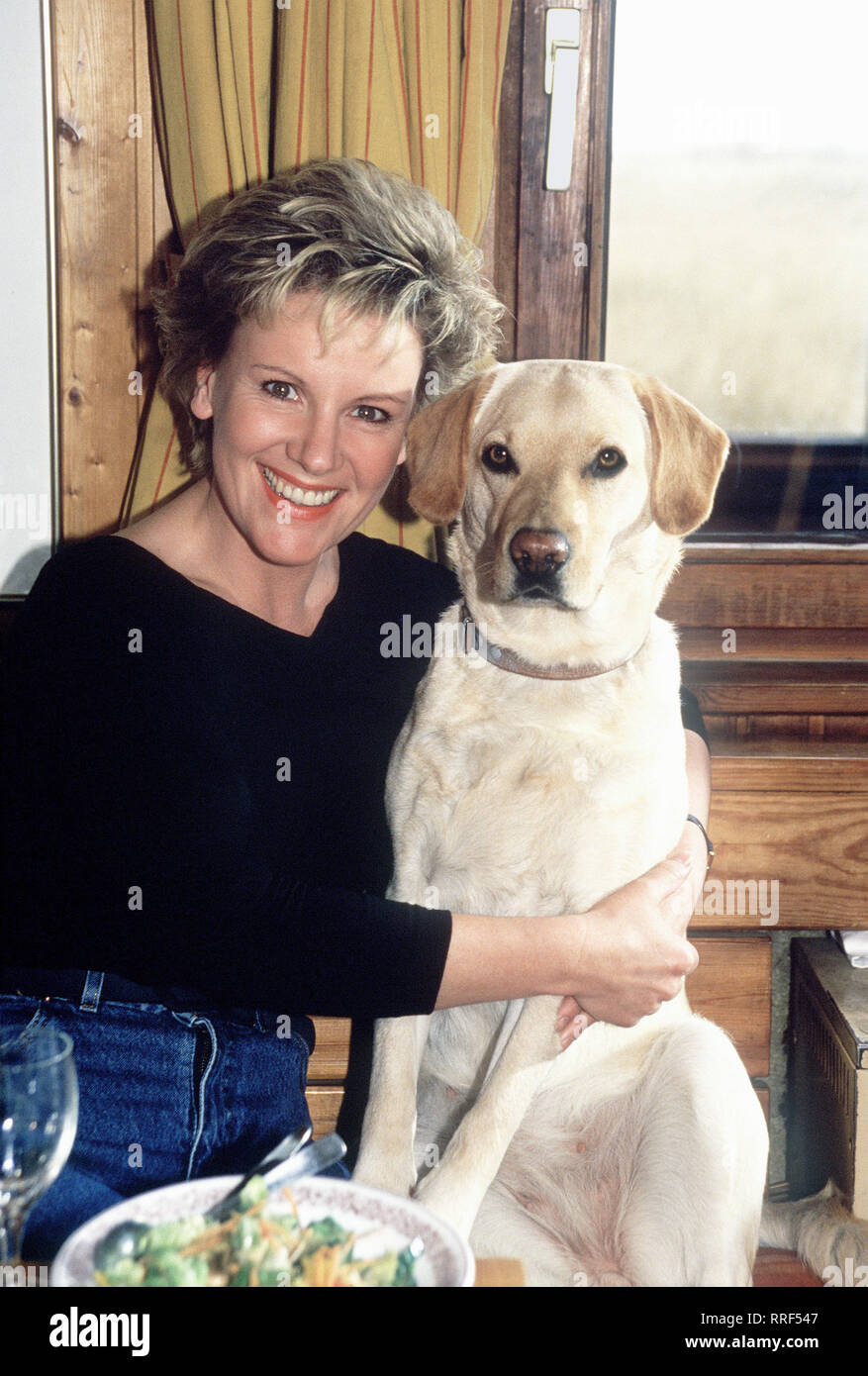 GIRL FRIENDS- Marie macht sich Gedanken über ein Romantik-Hotel auf dem Lande. Im Bild: Marie (MARIELE MILLOWITSCH) mit Hund 'Biene'.  aka. Stocksauer / Überschrift: GIRL FRIENDS Stock Photo