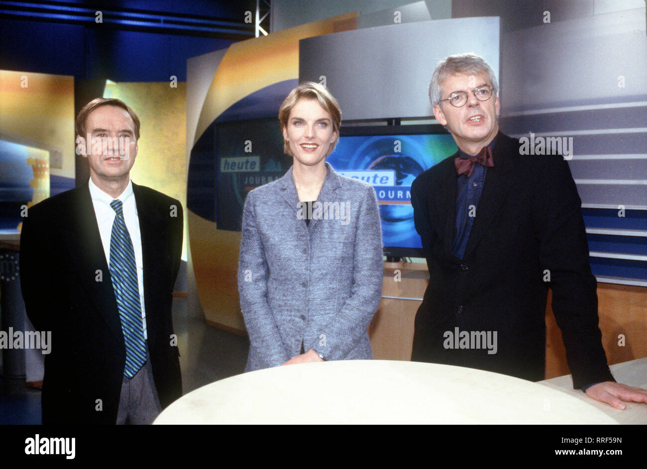 HEUTE-JOURNAL / Im Bild: Die langjährigen ZDF-Moderatoren des 'heute-journals': WOLF VON LOJEWSKI und HELMUT REITZE präsentieren ihre neue Kollegin, die 31jährige Journalistin MARIETTA SLOMKA. Sie ist den TV-Zuschauern bereits bekannt als Moderatorin der Sendung 'heute nacht' und wird Nachfolgerin von 'Alexander Niemetz', der auf eigenen Wunsch aus dem ZDF ausgeschieden ist. Seit der Gründung vor 22 Jahren ist 'Marietta Slomka' nach 'Ingeborg Wurster' die zweite Frau als Hauptmoderatorin des täglichen ZDF-Nachrichten-Magazins. / V-0-51992 / , 29DFAHeute1 / Überschrift: HEUTE-JOURNAL Stock Photo