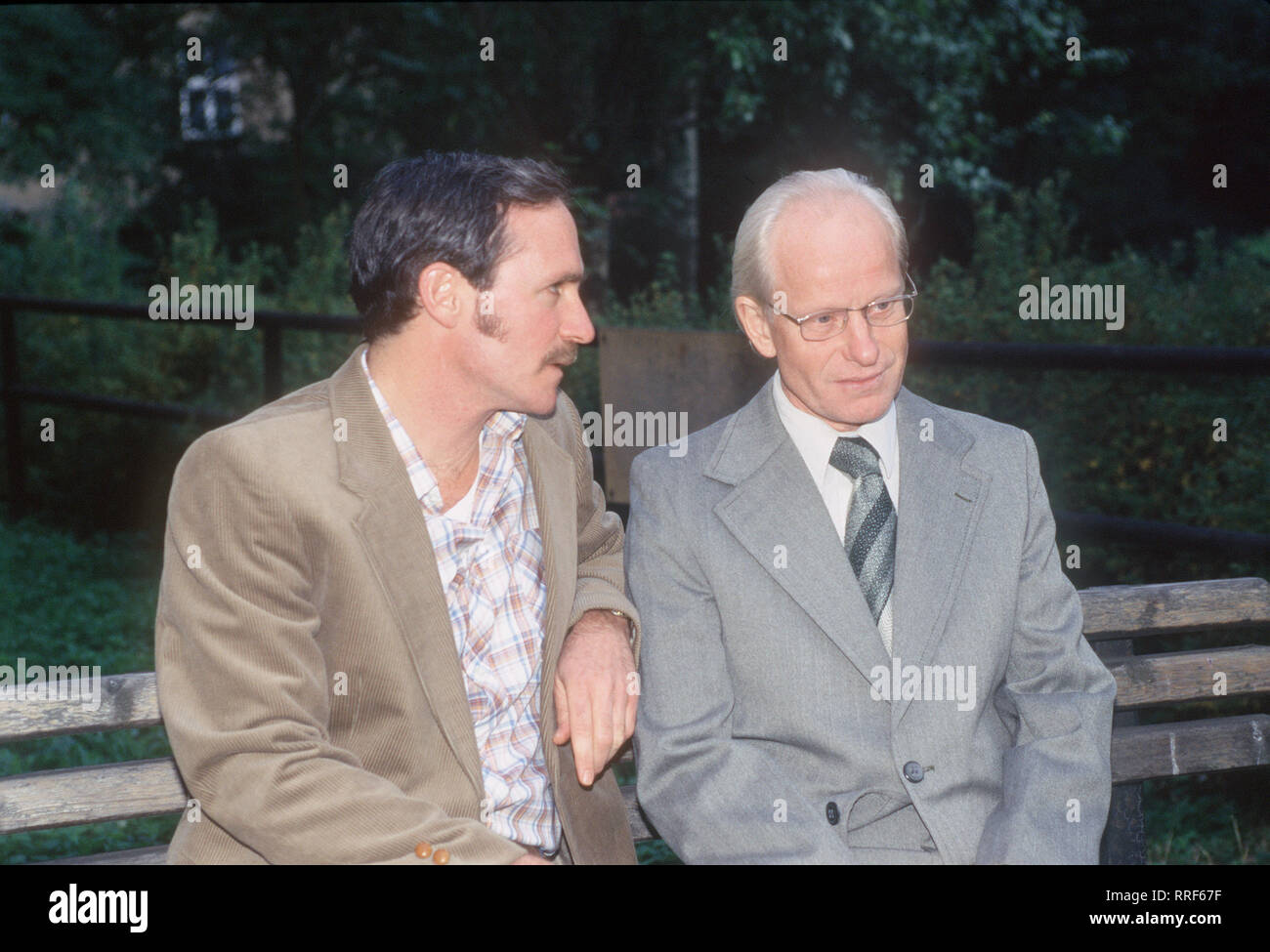 DER ROTE SCHAKAL- Werner Leiser (AUGUST ZIRNER) war unter dem Namen Fischer einer der prominentesten Doppelagenten in der Endphase des Kalten Krieges. Mit bemerkenswertem Mut, abenteuersüchtiger Risikofreude, gepaart mit politischem Opportunismus hat er einen Thriller gelebt. Szene mit Niemeyer (HANS DIEHL, r.) Regie: Hajo Gies / Überschrift: DER ROTE SCHAKAL / BRD 1996 Stock Photo