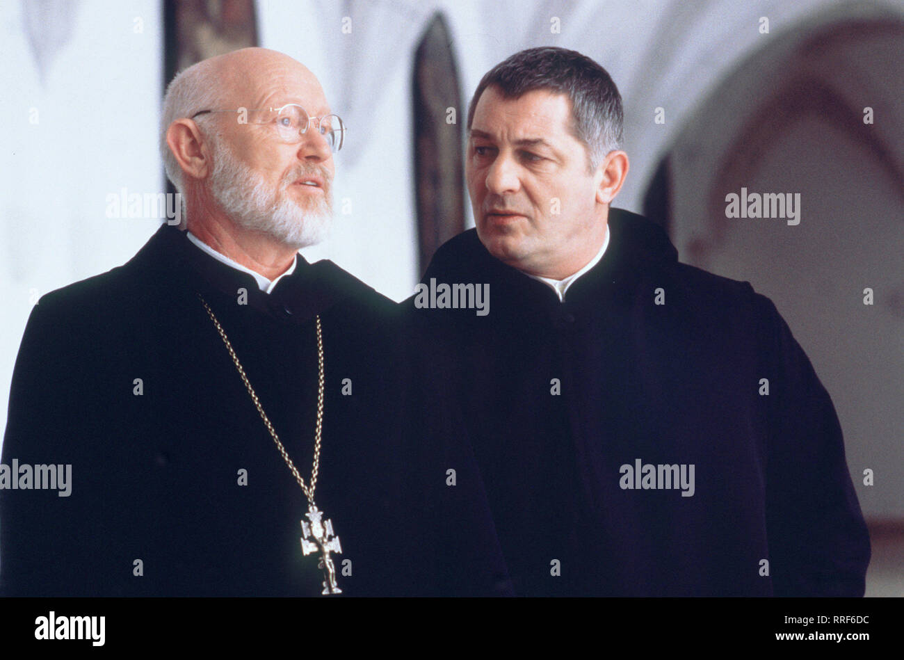 TÖDLICHE SCHATTEN- Szene mit Pater Stephan (HEINZ HOENIG) und dem Abt (ERNST JACOBI). / Überschrift: TÖDLICHE SCHATTEN / BRD 1999 Stock Photo