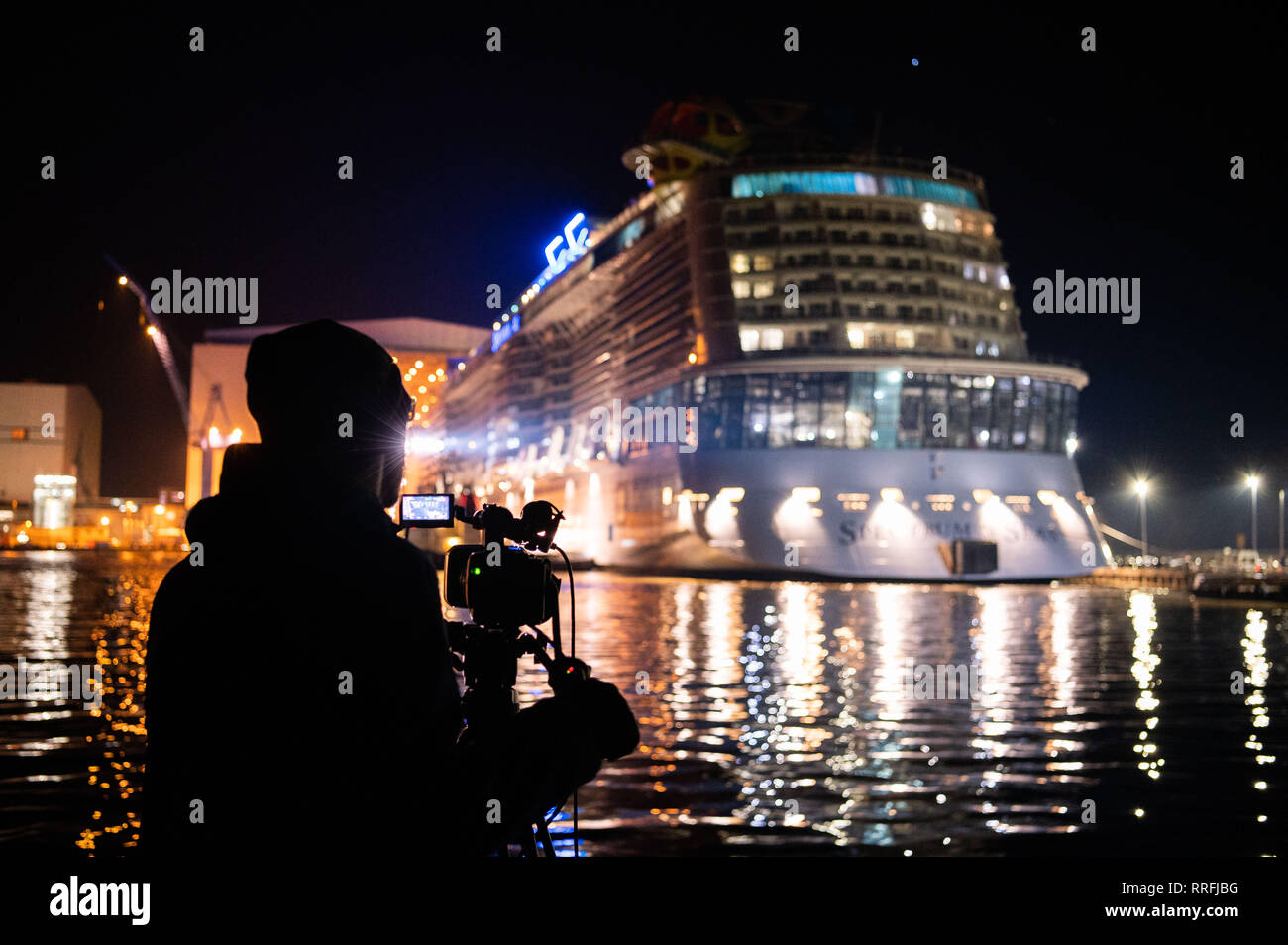 Papenburg Germany 25th Feb 19 A Man With A Film Camera On A Tripod Stands In