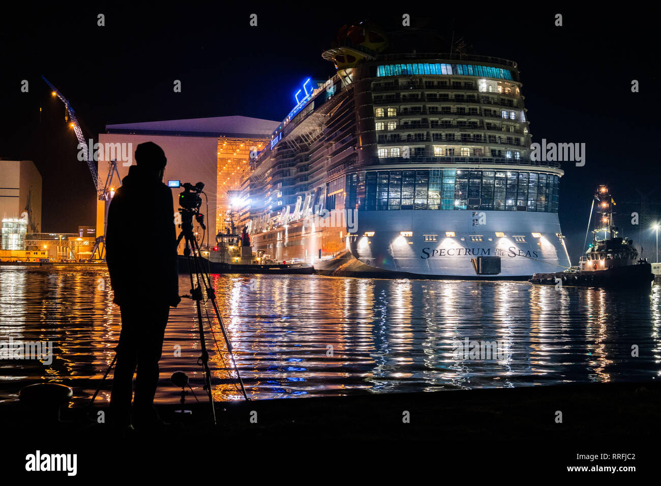 Mangel Supermarkt Opname Papenburg, Germany. 25th Feb, 2019. A man with a film camera on a tripod  stands in front of the harbour basin and watches as the cruise ship  "Spectrum of the Seas" leaves