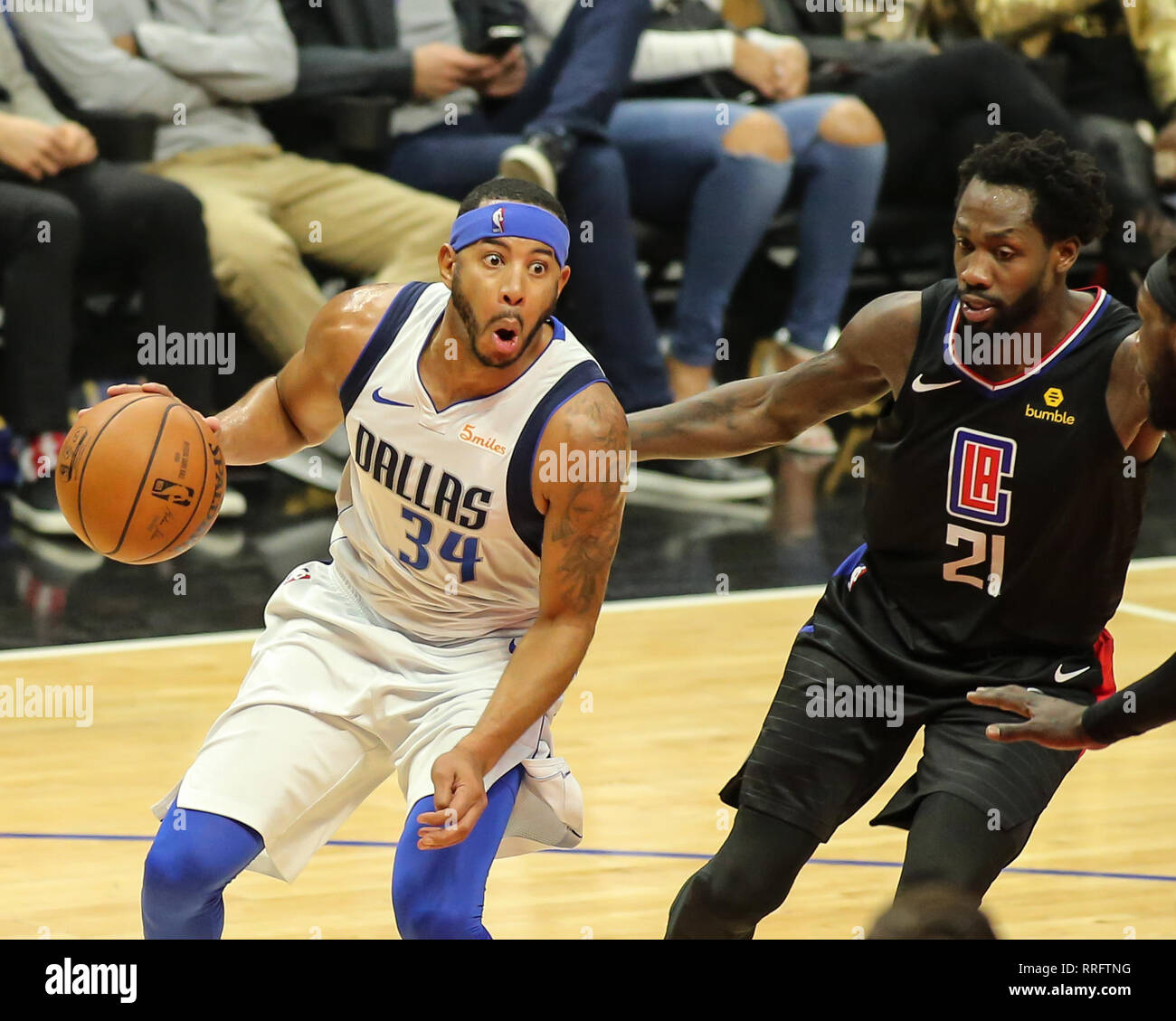 Los Angeles, CA, USA. 25th Feb, 2019. Dallas Mavericks guard Devin Harris #34 seeing something during the Dallas Mavericks vs Los Angeles Clippers at Staples Center on February 25, 2019. (Photo by Jevone Moore) Credit: csm/Alamy Live News Stock Photo