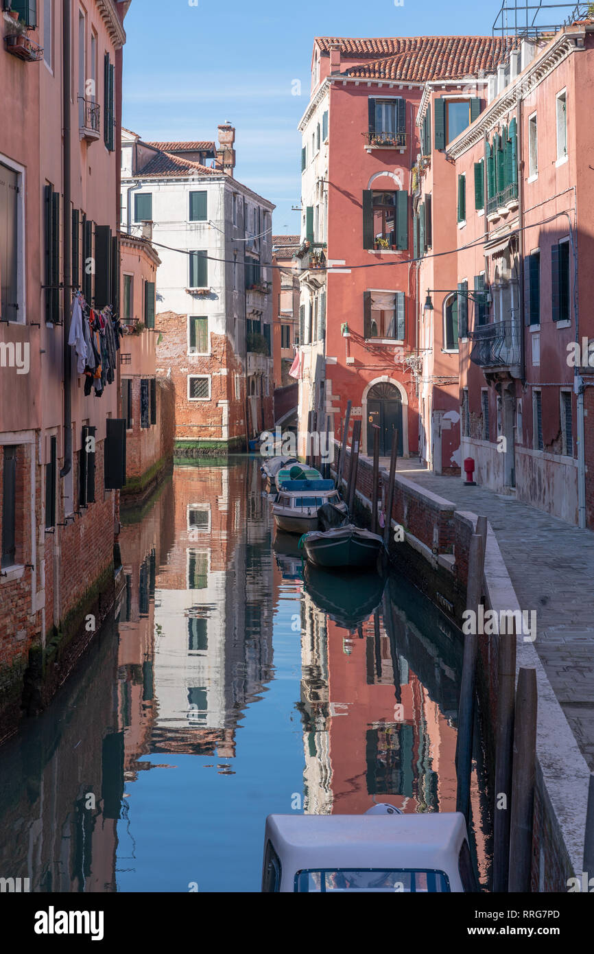 A view of a canal in Venice. From a series of travel photos in Italy. Photo date: Sunday, February 10, 2019. Photo: Roger Garfield/Alamy Stock Photo