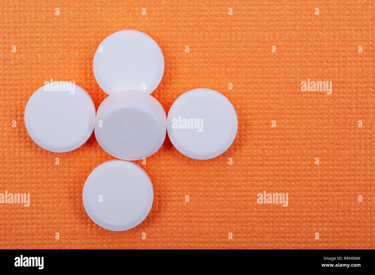 Nonsteroidal antiinflammatory drugs. Acetaminophen white tablets on