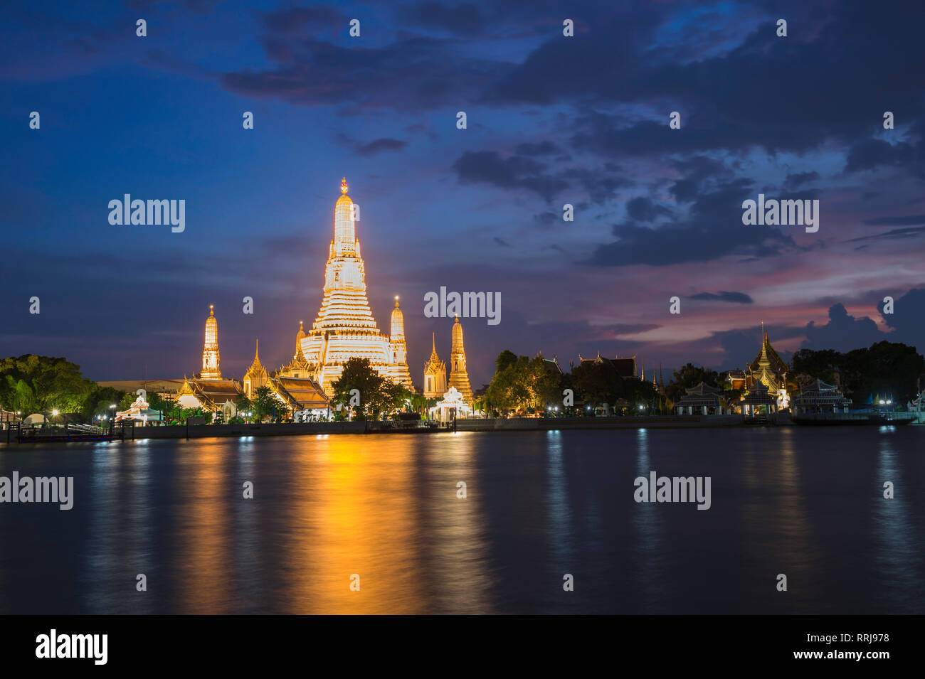 Wat Arun (Temple of Dawn) reflected at twilight in Bangkok, Thailand ...