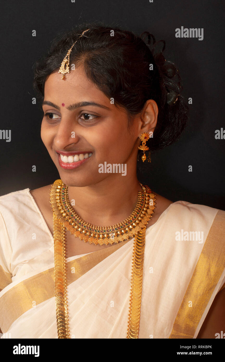 Young Girl In Traditional Kerala Saree And Jewelry Stock Photo Alamy Young Girl In Traditional Kerala Saree And Jewelry Stock Photo Alamy