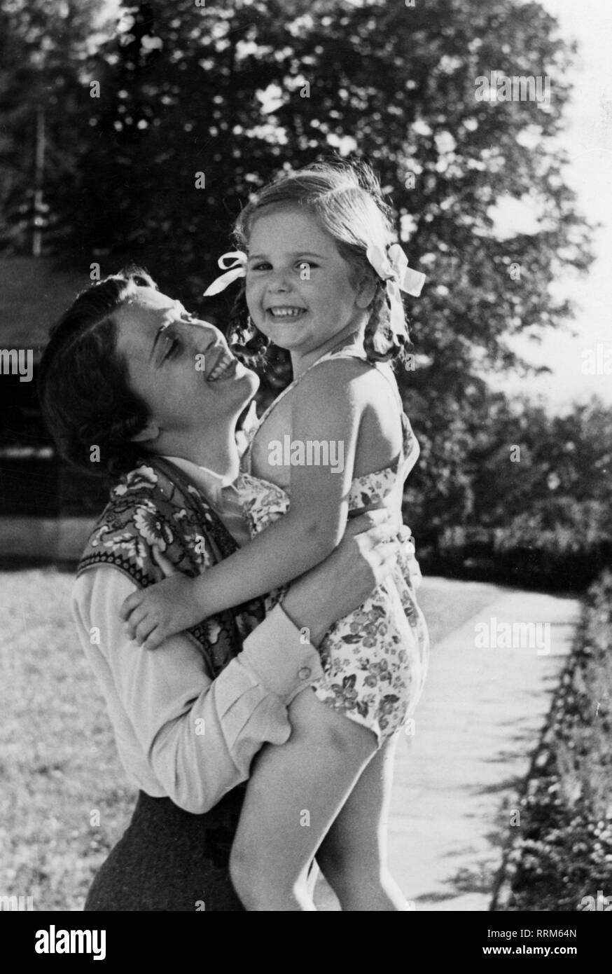 Jugo, Jenny, 14.6.1905 - 30.9.2001, Austrian actress, half-length, with Helga Goebbels, Berghof, Obersalzberg, 1937, Additional-Rights-Clearance-Info-Not-Available Stock Photo