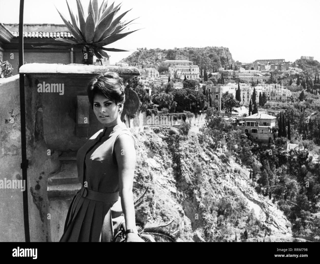 Sophia loren 20 9 1934 italian actress hi-res stock photography and ...