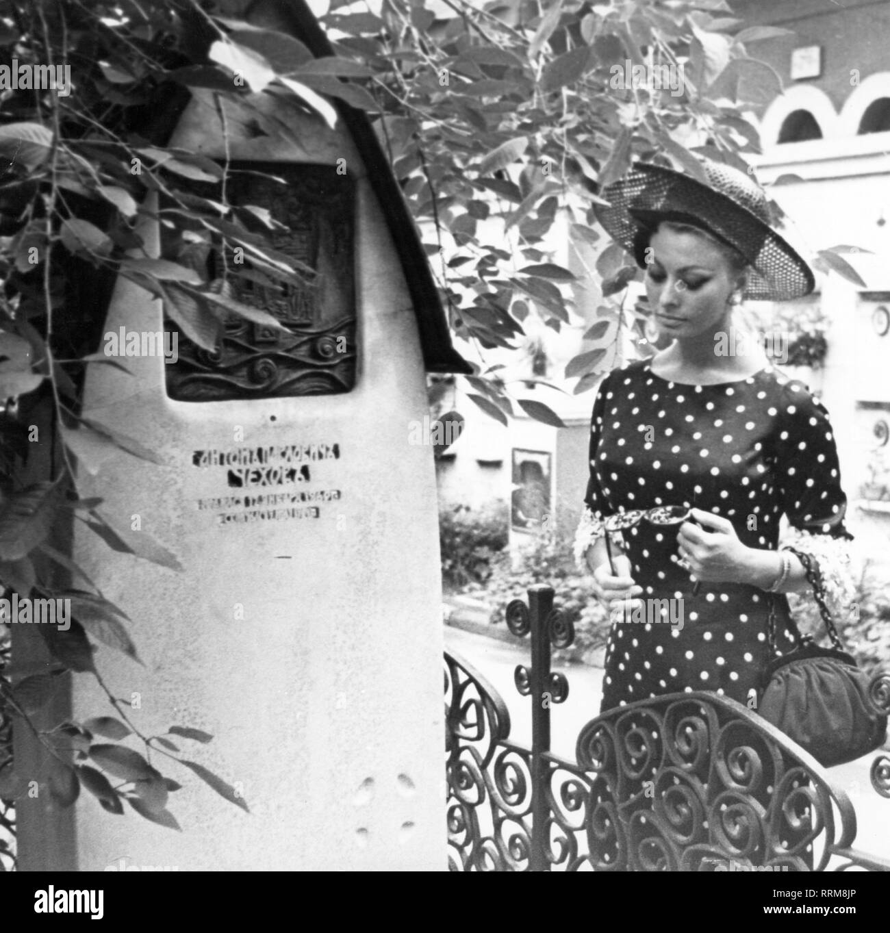 Loren, Sophia, * 20.9.1934, Italian actress, half length, at the grave of Anton Chekhov, Novodevichy Cemetery, Moscow, July 1965, Additional-Rights-Clearance-Info-Not-Available Stock Photo