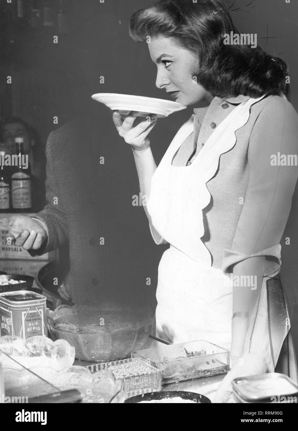 Loren, Sophia, * 20.9.1934, Italian actress, half length, cooking, 1950s, Additional-Rights-Clearance-Info-Not-Available Stock Photo
