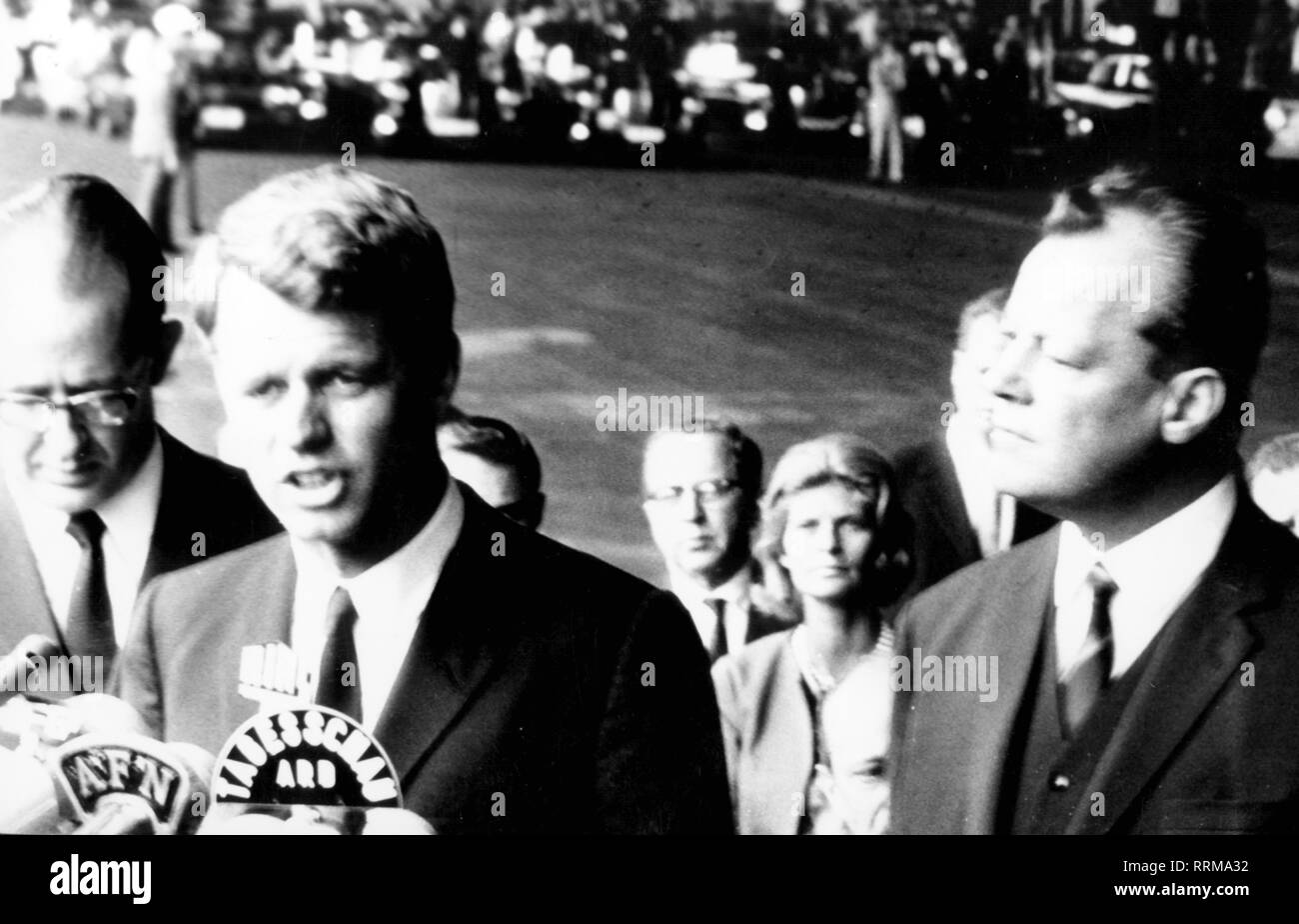 Kennedy, Robert Francis, 20.11.1925 - 6.6.1968, American politician (Democrats), United States Attorney General 20.1.1961 - 3.9.1964, visit to West Berlin, with the governing mayor Willy Brandt, speech at airport Tempelhof, 22.2.1962, Additional-Rights-Clearance-Info-Not-Available Stock Photo