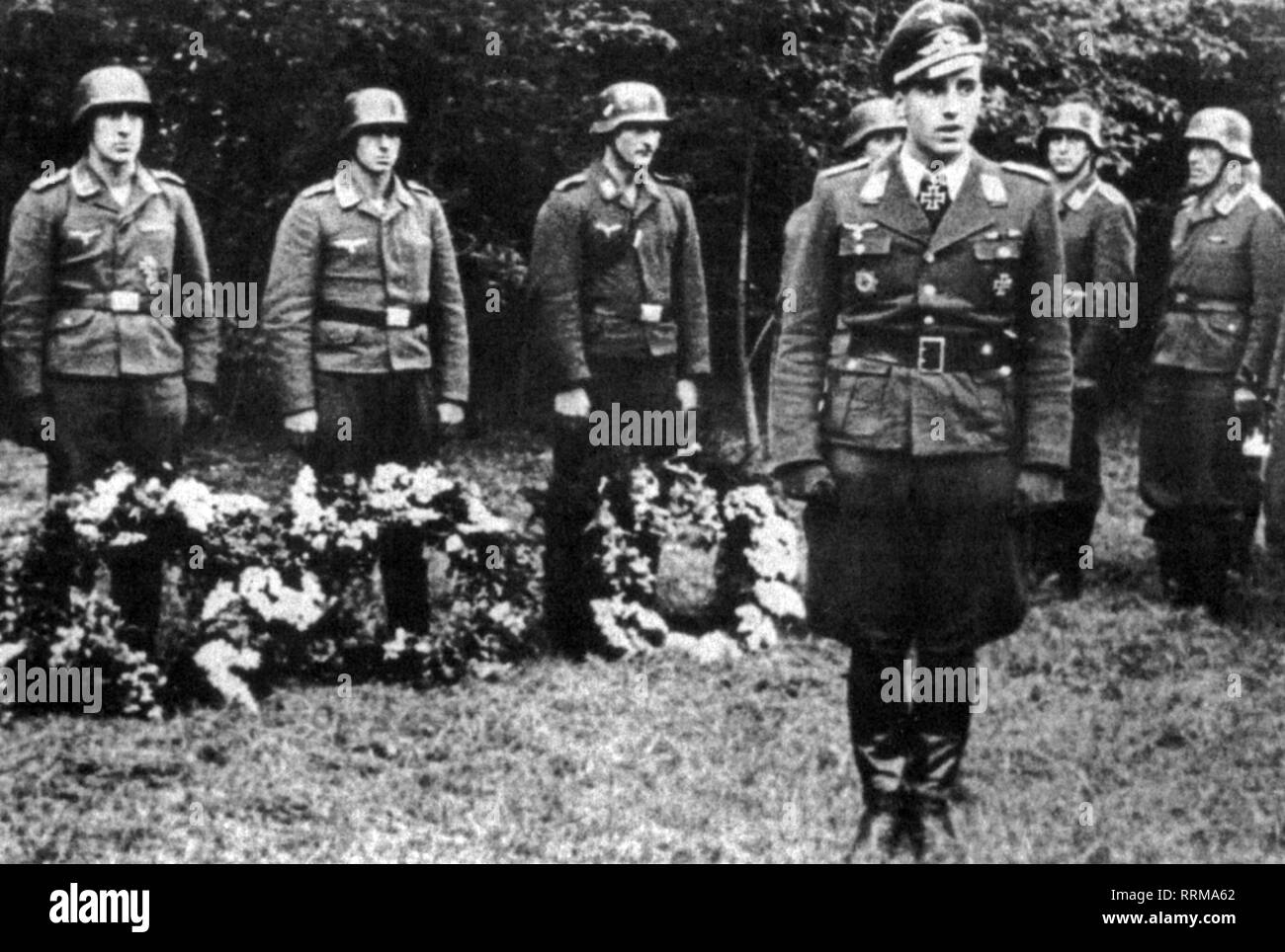 Schnaufer, Heinz-Wolfgang, 16.2.1922 - 15.7.1950, German air force officer, full length, delivering speech at the funeral of lieutenant Ruehle, 1944, Additional-Rights-Clearance-Info-Not-Available Stock Photo