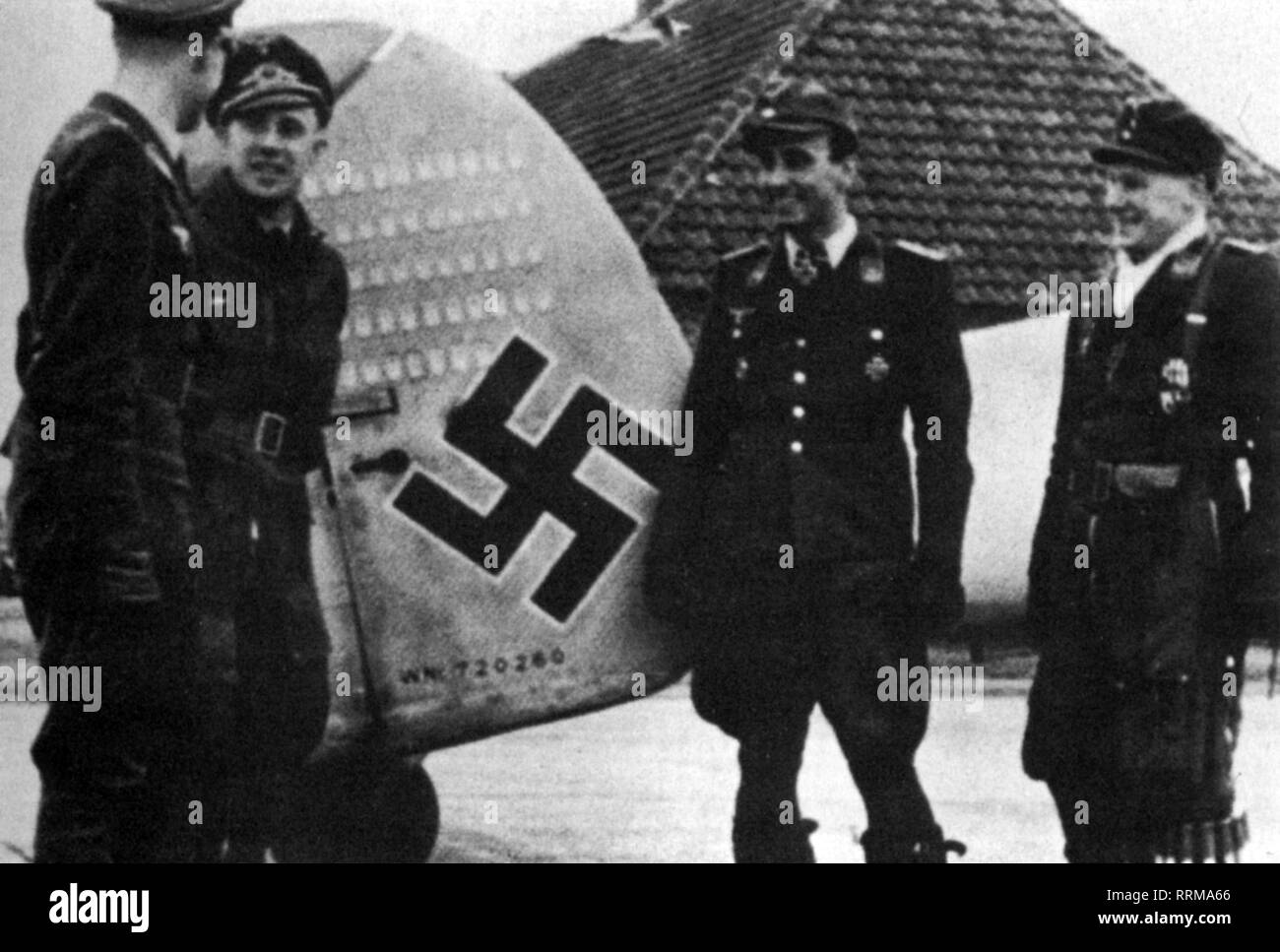 Schnaufer, Heinz-Wolfgang, 16.2.1922 - 15.7.1950, German air force officer, half length, with Kurt Matzak, Heinz Rolland, Erich Weissflog, in front of his Me 110, February / March 1944, Additional-Rights-Clearance-Info-Not-Available Stock Photo