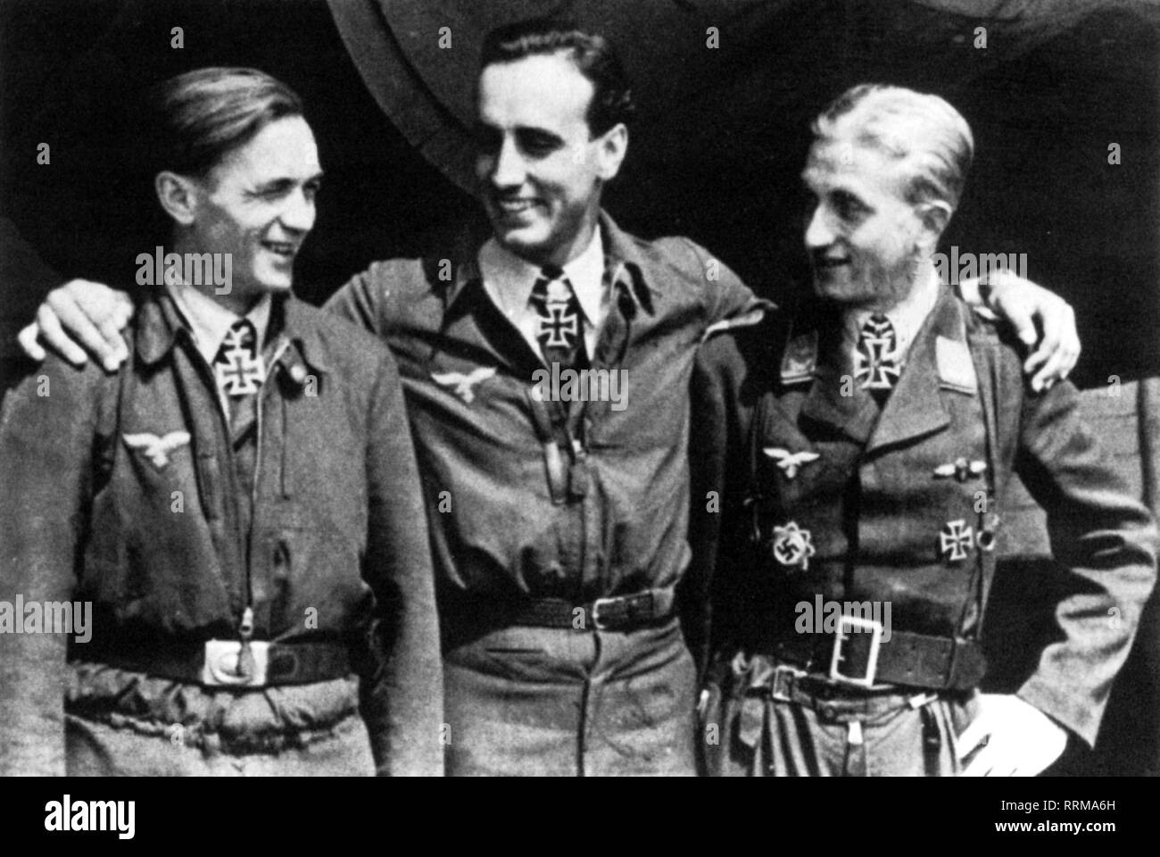 Schnaufer, Heinz-Wolfgang, 16.2.1922 - 15.7.1950, German air force officer, half length, with his crew, aerial gunner Wilhelm Gaensler, radio operator Friedrich Rumpelhardt, 1944 / 1945, Additional-Rights-Clearance-Info-Not-Available Stock Photo