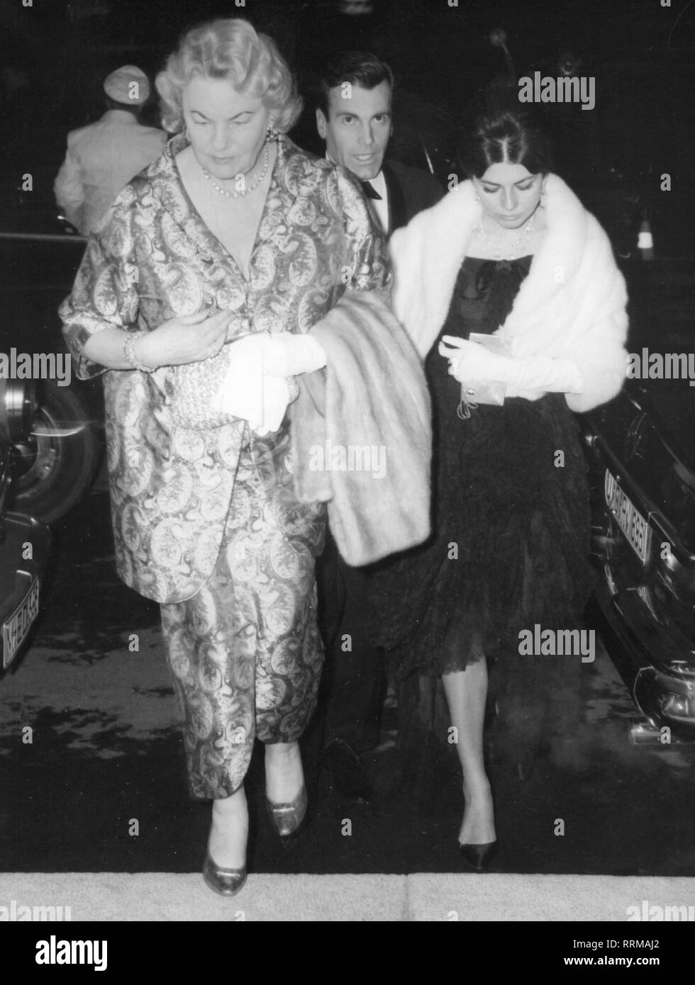 Soraya, 22.6.1932 - 25.10.2001, Empress of Persia 12.2.1951 - 6.4.1958, full length, with her mother Eva and actor Maximilian Schell, arrival to the re-opening of the National Theatre in Munich, 23.11.1963, Additional-Rights-Clearance-Info-Not-Available Stock Photo
