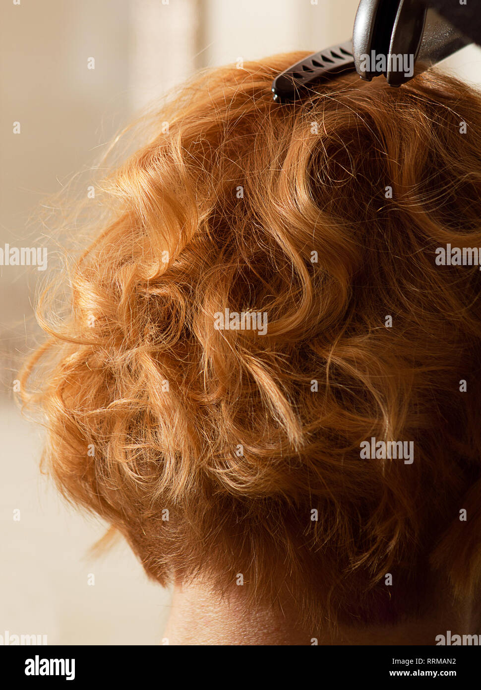 Hairstylist curl short hair with flat iron Stock Photo Alamy
